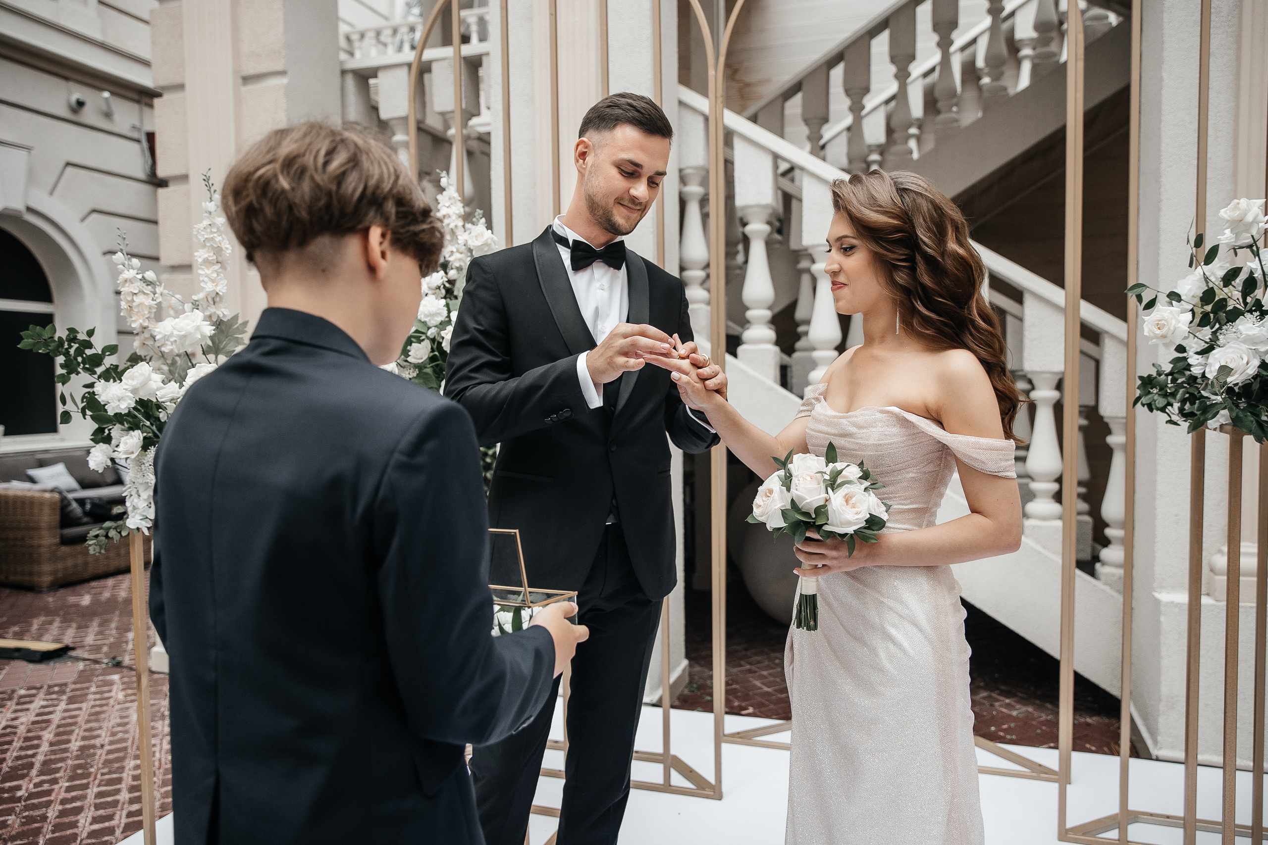 Здравствуйте! Я&nbsp;свадебный фотограф из&nbsp;Ульяновска, работаю в&nbsp;том числе по&nbsp;всей России и&nbsp;с&nbsp;выездом за&nbsp;границу. Снимаю свадьбы, lovestory, корпоративы, светский репортаж. Провожу обучение по&nbsp;фотографии, мастер-классы и&nbsp;воркшопы для других фотографов.