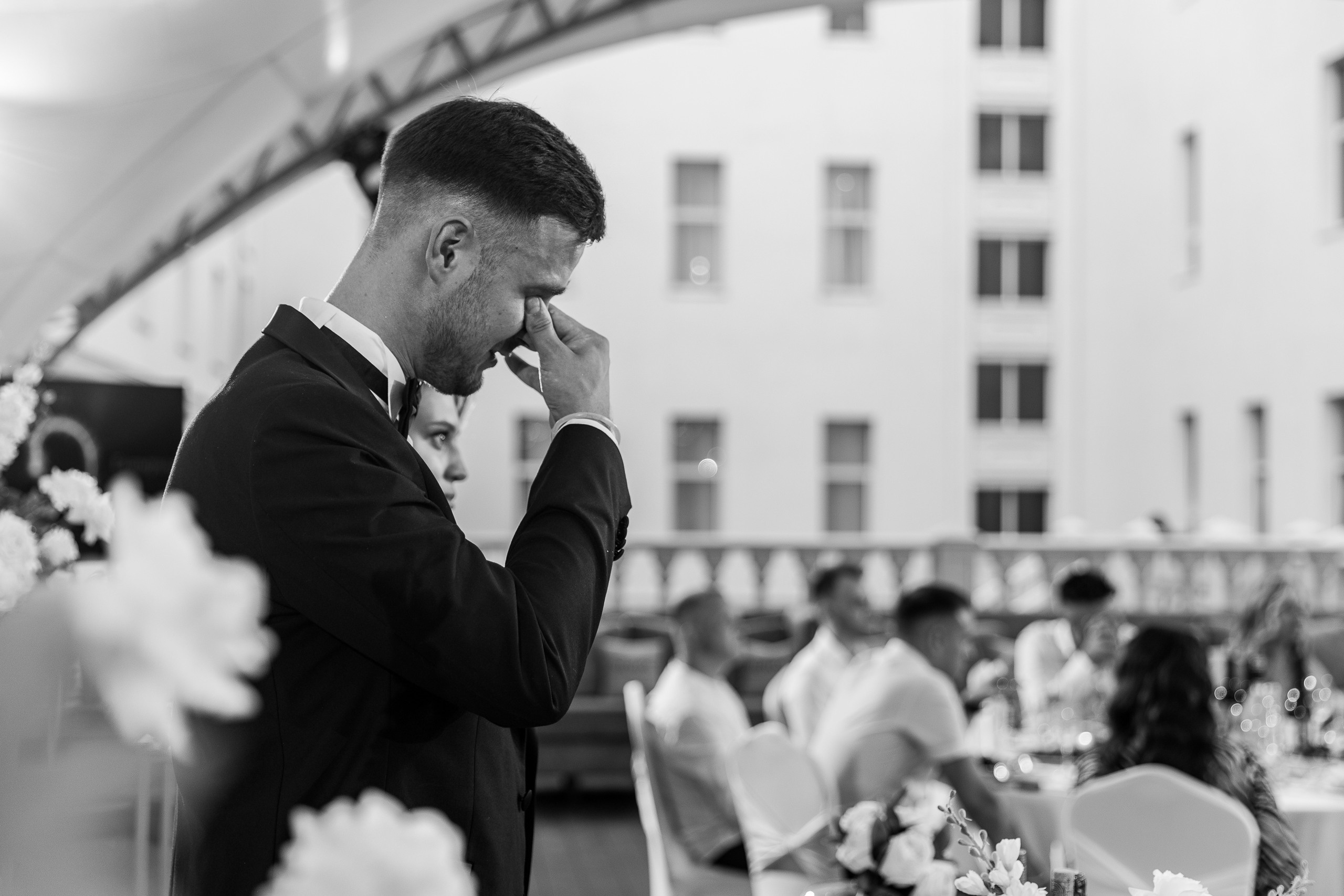 Здравствуйте! Я&nbsp;свадебный фотограф из&nbsp;Ульяновска, работаю в&nbsp;том числе по&nbsp;всей России и&nbsp;с&nbsp;выездом за&nbsp;границу. Снимаю свадьбы, lovestory, корпоративы, светский репортаж. Провожу обучение по&nbsp;фотографии, мастер-классы и&nbsp;воркшопы для других фотографов.