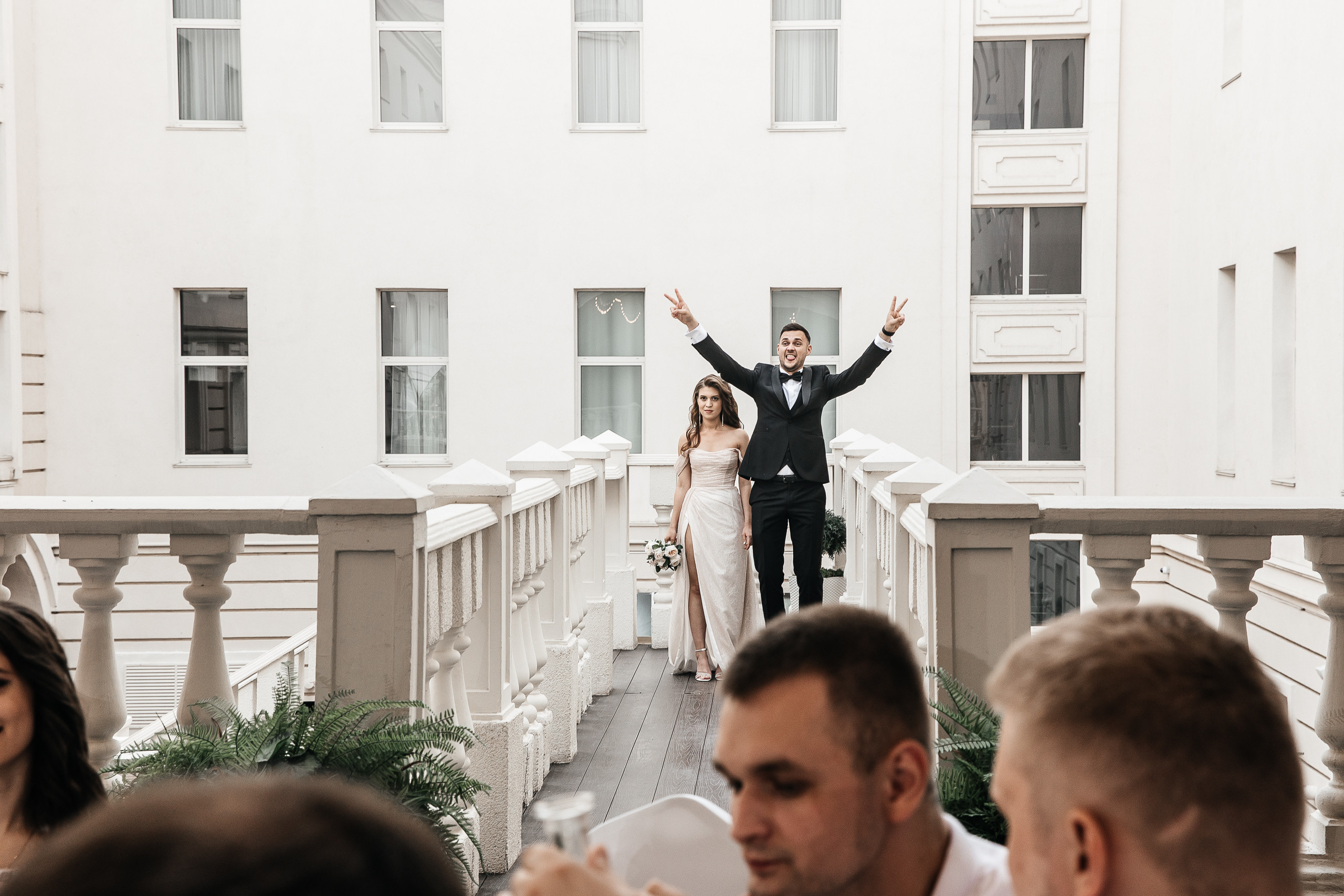 Здравствуйте! Я&nbsp;свадебный фотограф из&nbsp;Ульяновска, работаю в&nbsp;том числе по&nbsp;всей России и&nbsp;с&nbsp;выездом за&nbsp;границу. Снимаю свадьбы, lovestory, корпоративы, светский репортаж. Провожу обучение по&nbsp;фотографии, мастер-классы и&nbsp;воркшопы для других фотографов.