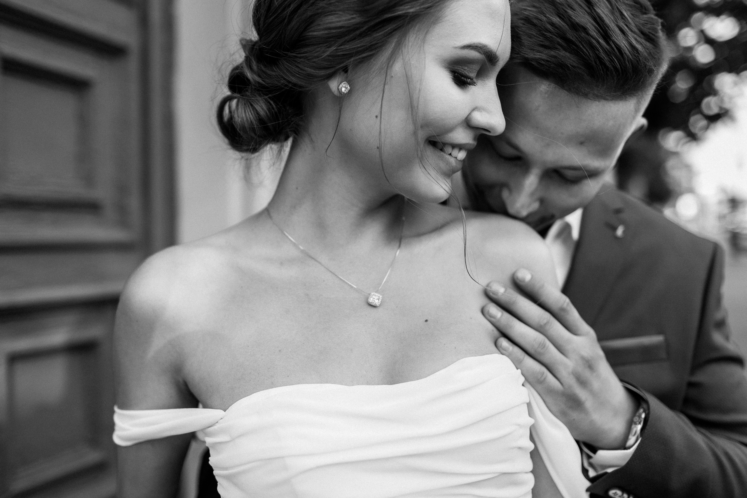 Здравствуйте! Я&nbsp;свадебный фотограф из&nbsp;Ульяновска, работаю в&nbsp;том числе по&nbsp;всей России и&nbsp;с&nbsp;выездом за&nbsp;границу. Снимаю свадьбы, lovestory, корпоративы, светский репортаж. Провожу обучение по&nbsp;фотографии, мастер-классы и&nbsp;воркшопы для других фотографов.