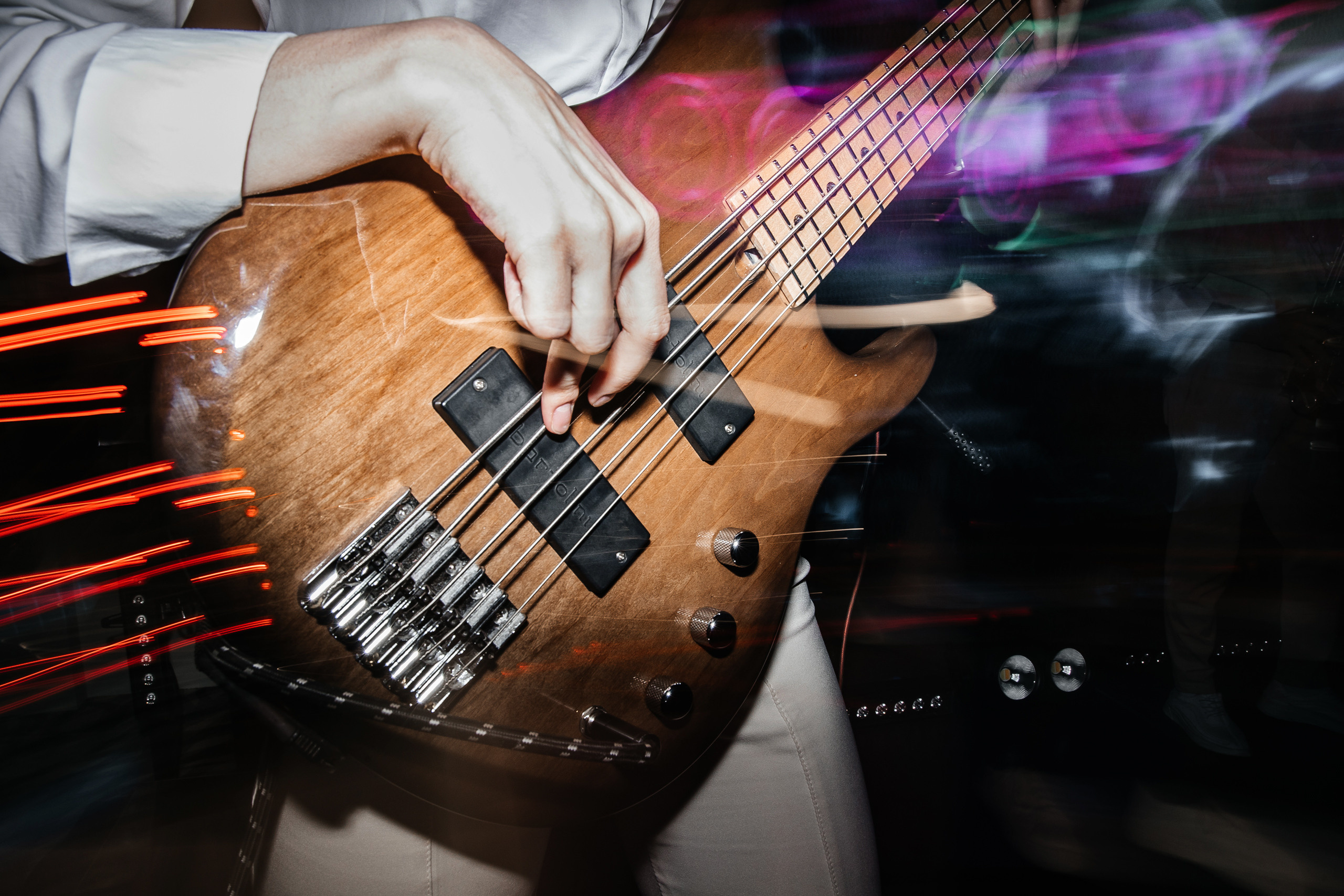 Здравствуйте! Я&nbsp;свадебный фотограф из&nbsp;Ульяновска, работаю в&nbsp;том числе по&nbsp;всей России и&nbsp;с&nbsp;выездом за&nbsp;границу. Снимаю свадьбы, lovestory, корпоративы, светский репортаж. Провожу обучение по&nbsp;фотографии, мастер-классы и&nbsp;воркшопы для других фотографов.