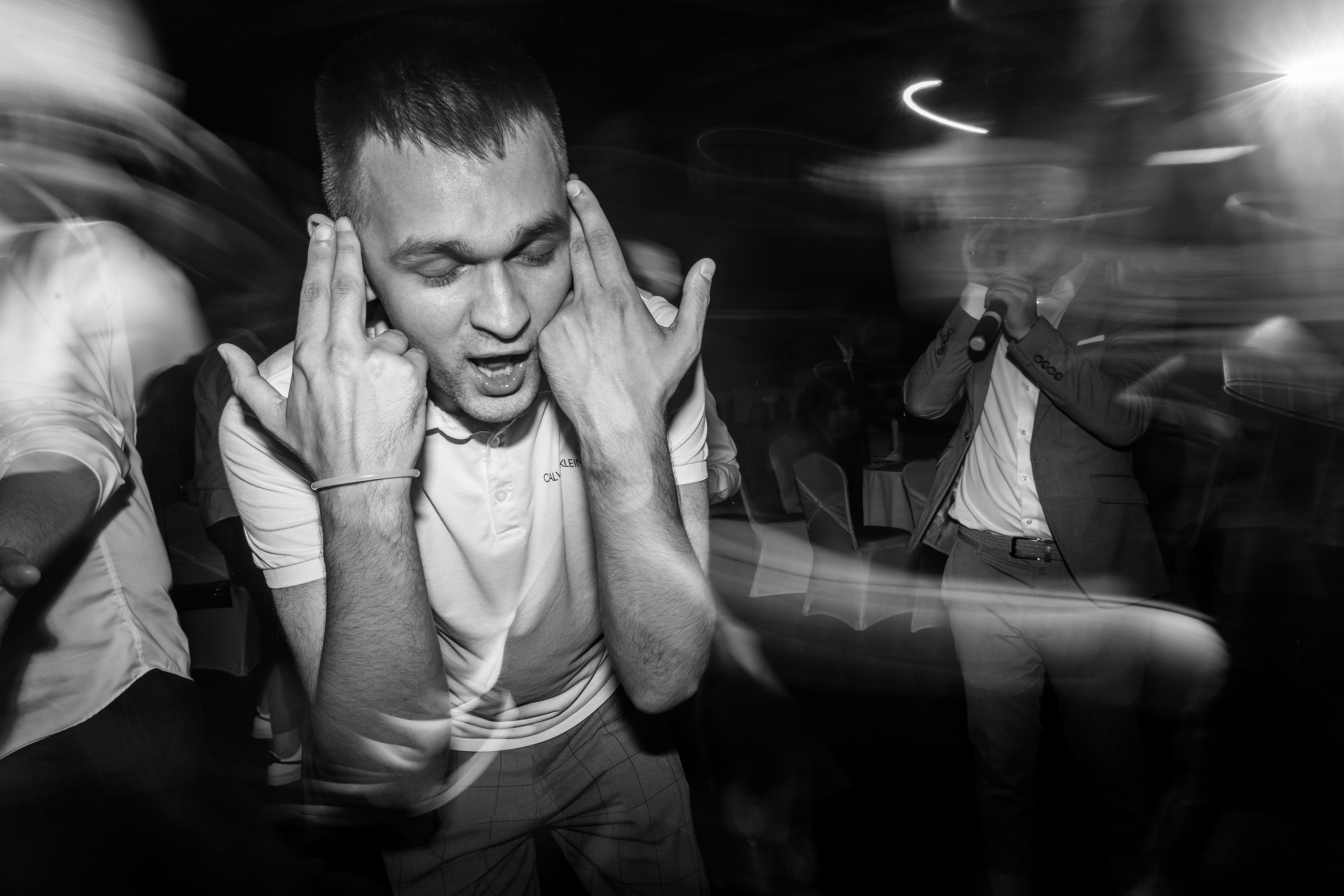 Здравствуйте! Я&nbsp;свадебный фотограф из&nbsp;Ульяновска, работаю в&nbsp;том числе по&nbsp;всей России и&nbsp;с&nbsp;выездом за&nbsp;границу. Снимаю свадьбы, lovestory, корпоративы, светский репортаж. Провожу обучение по&nbsp;фотографии, мастер-классы и&nbsp;воркшопы для других фотографов.