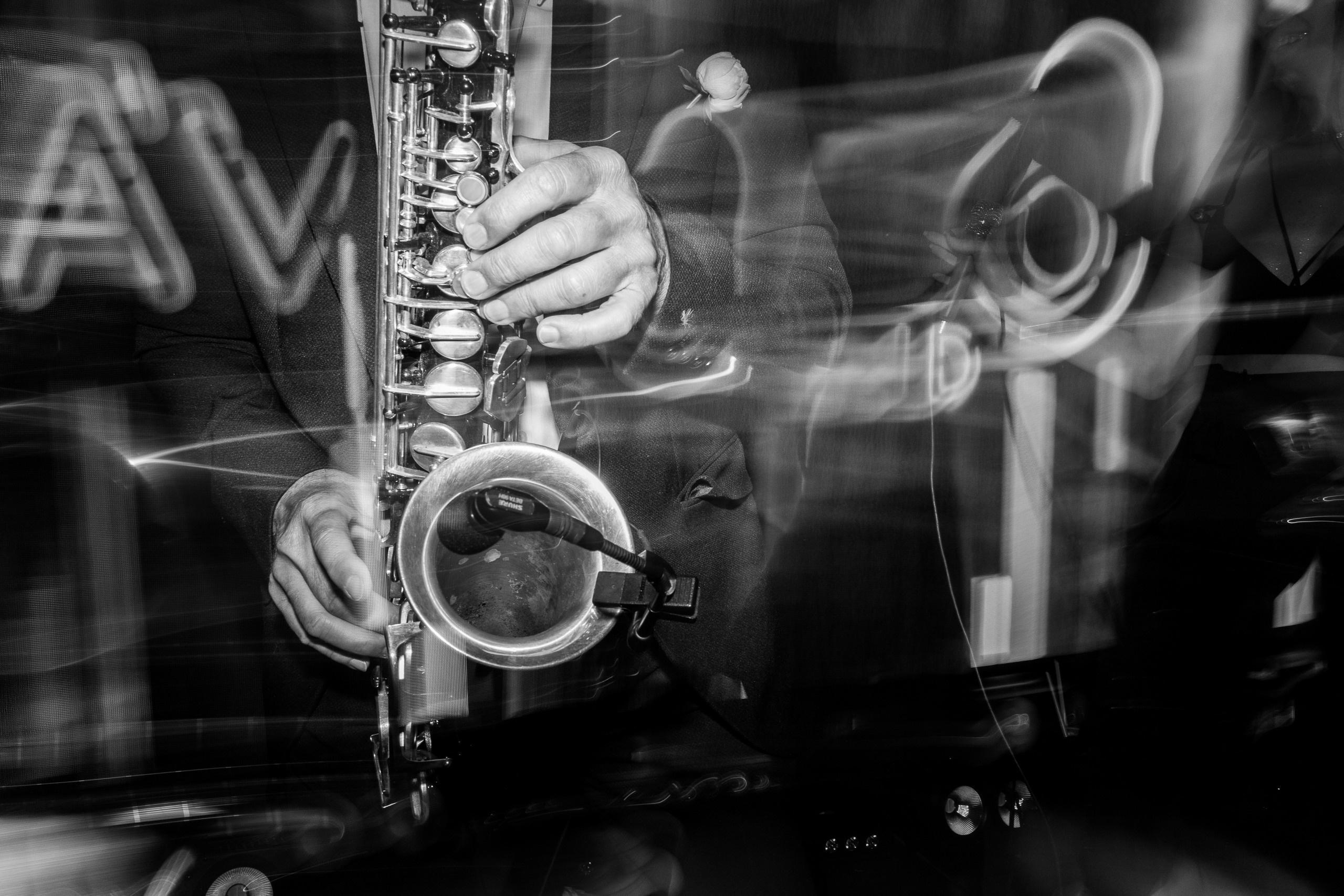 Здравствуйте! Я&nbsp;свадебный фотограф из&nbsp;Ульяновска, работаю в&nbsp;том числе по&nbsp;всей России и&nbsp;с&nbsp;выездом за&nbsp;границу. Снимаю свадьбы, lovestory, корпоративы, светский репортаж. Провожу обучение по&nbsp;фотографии, мастер-классы и&nbsp;воркшопы для других фотографов.