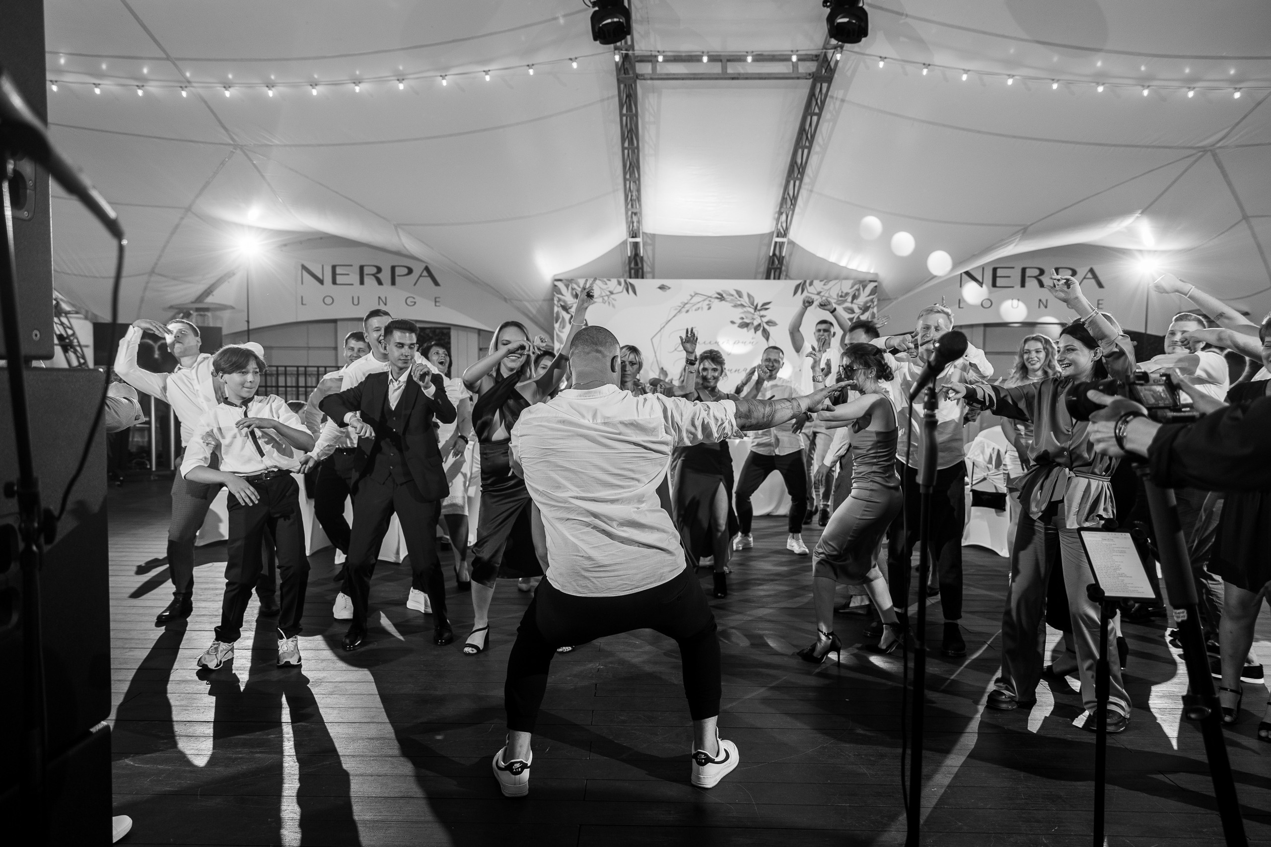 Здравствуйте! Я&nbsp;свадебный фотограф из&nbsp;Ульяновска, работаю в&nbsp;том числе по&nbsp;всей России и&nbsp;с&nbsp;выездом за&nbsp;границу. Снимаю свадьбы, lovestory, корпоративы, светский репортаж. Провожу обучение по&nbsp;фотографии, мастер-классы и&nbsp;воркшопы для других фотографов.