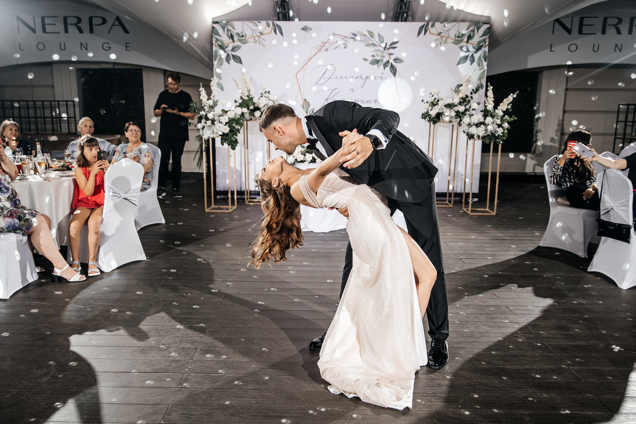 Здравствуйте! Я&nbsp;свадебный фотограф из&nbsp;Ульяновска, работаю в&nbsp;том числе по&nbsp;всей России и&nbsp;с&nbsp;выездом за&nbsp;границу. Снимаю свадьбы, lovestory, корпоративы, светский репортаж. Провожу обучение по&nbsp;фотографии, мастер-классы и&nbsp;воркшопы для других фотографов.