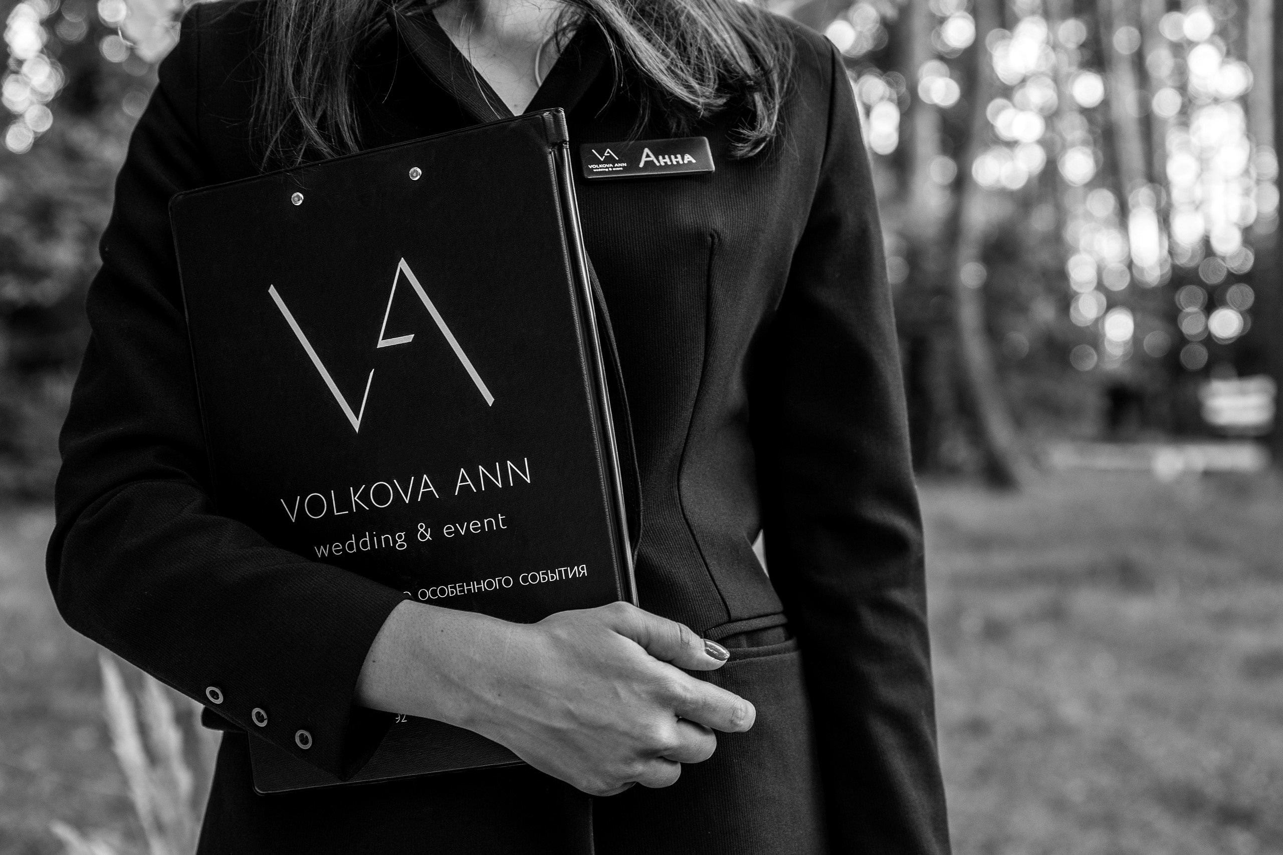 Здравствуйте! Я&nbsp;свадебный фотограф из&nbsp;Ульяновска, работаю в&nbsp;том числе по&nbsp;всей России и&nbsp;с&nbsp;выездом за&nbsp;границу. Снимаю свадьбы, lovestory, корпоративы, светский репортаж. Провожу обучение по&nbsp;фотографии, мастер-классы и&nbsp;воркшопы для других фотографов.