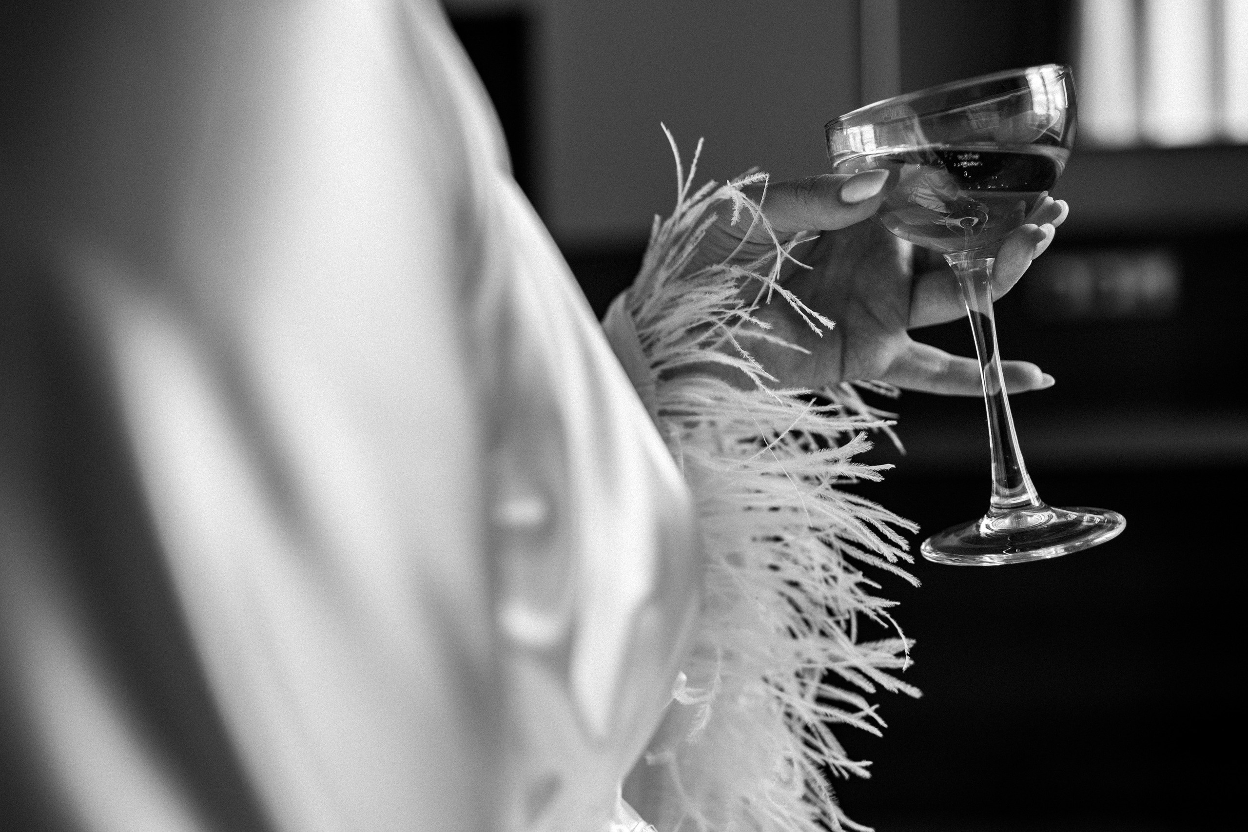 Здравствуйте! Я&nbsp;свадебный фотограф из&nbsp;Ульяновска, работаю в&nbsp;том числе по&nbsp;всей России и&nbsp;с&nbsp;выездом за&nbsp;границу. Снимаю свадьбы, lovestory, корпоративы, светский репортаж. Провожу обучение по&nbsp;фотографии, мастер-классы и&nbsp;воркшопы для других фотографов.