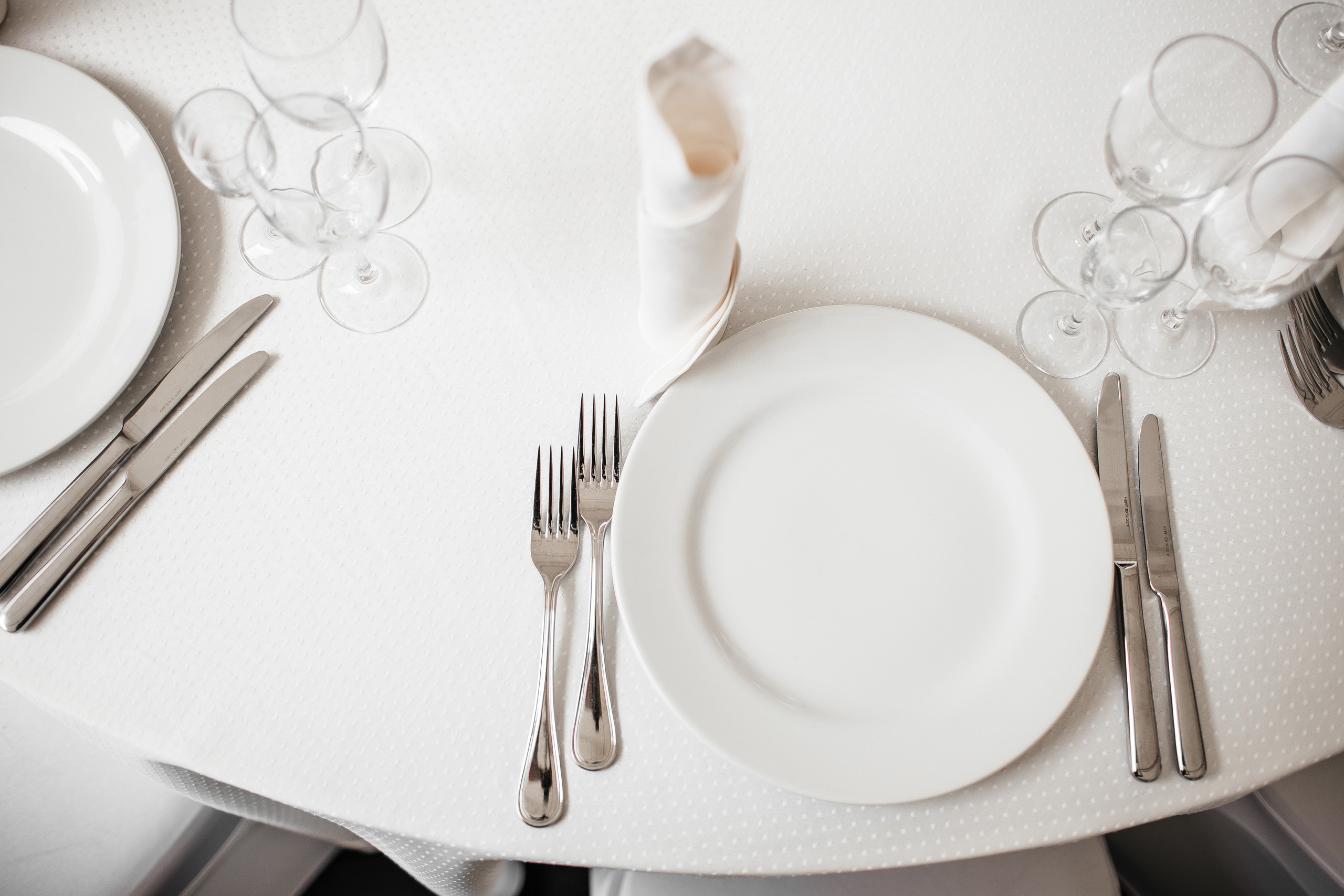 Здравствуйте! Я&nbsp;свадебный фотограф из&nbsp;Ульяновска, работаю в&nbsp;том числе по&nbsp;всей России и&nbsp;с&nbsp;выездом за&nbsp;границу. Снимаю свадьбы, lovestory, корпоративы, светский репортаж. Провожу обучение по&nbsp;фотографии, мастер-классы и&nbsp;воркшопы для других фотографов.