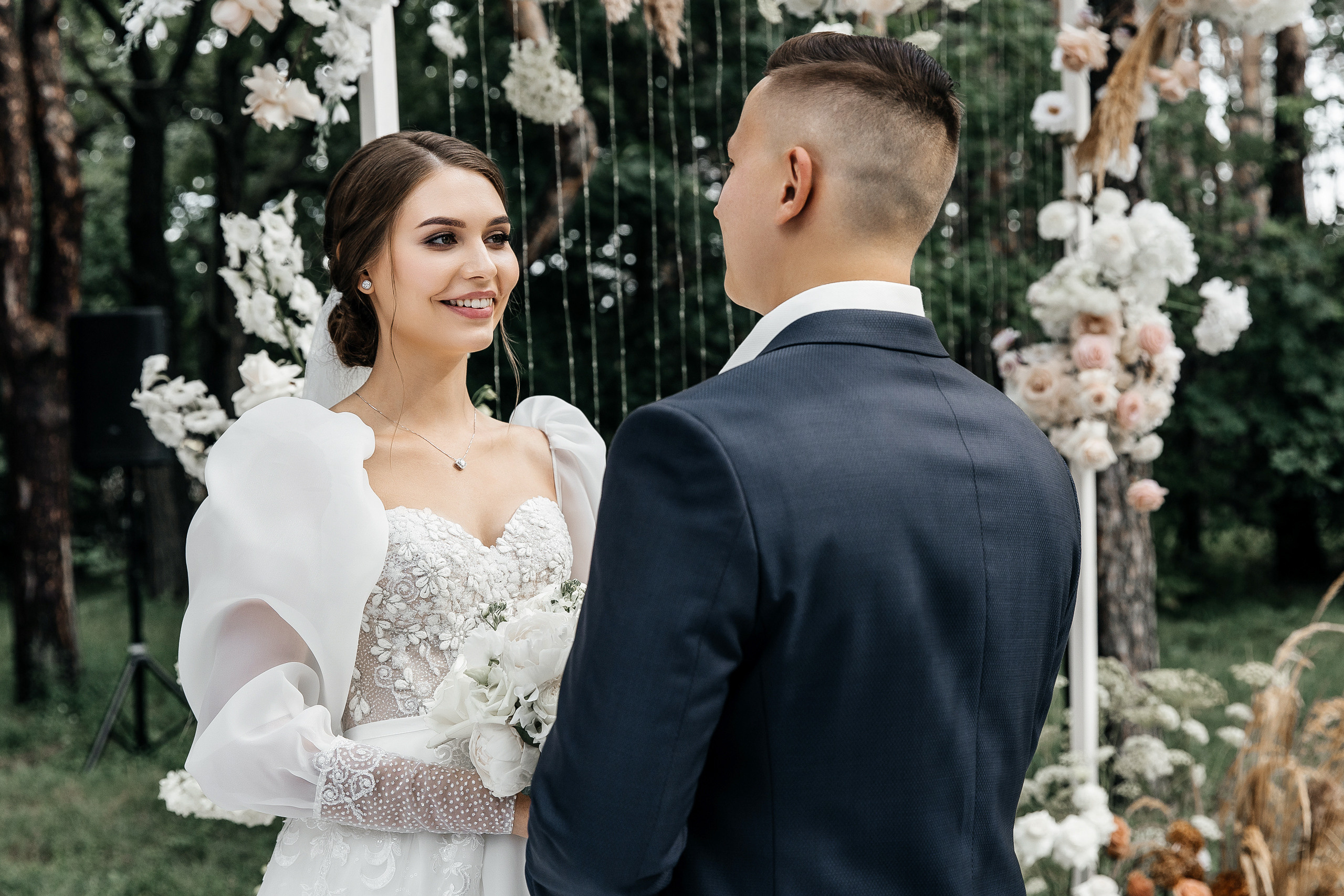 Здравствуйте! Я&nbsp;свадебный фотограф из&nbsp;Ульяновска, работаю в&nbsp;том числе по&nbsp;всей России и&nbsp;с&nbsp;выездом за&nbsp;границу. Снимаю свадьбы, lovestory, корпоративы, светский репортаж. Провожу обучение по&nbsp;фотографии, мастер-классы и&nbsp;воркшопы для других фотографов.