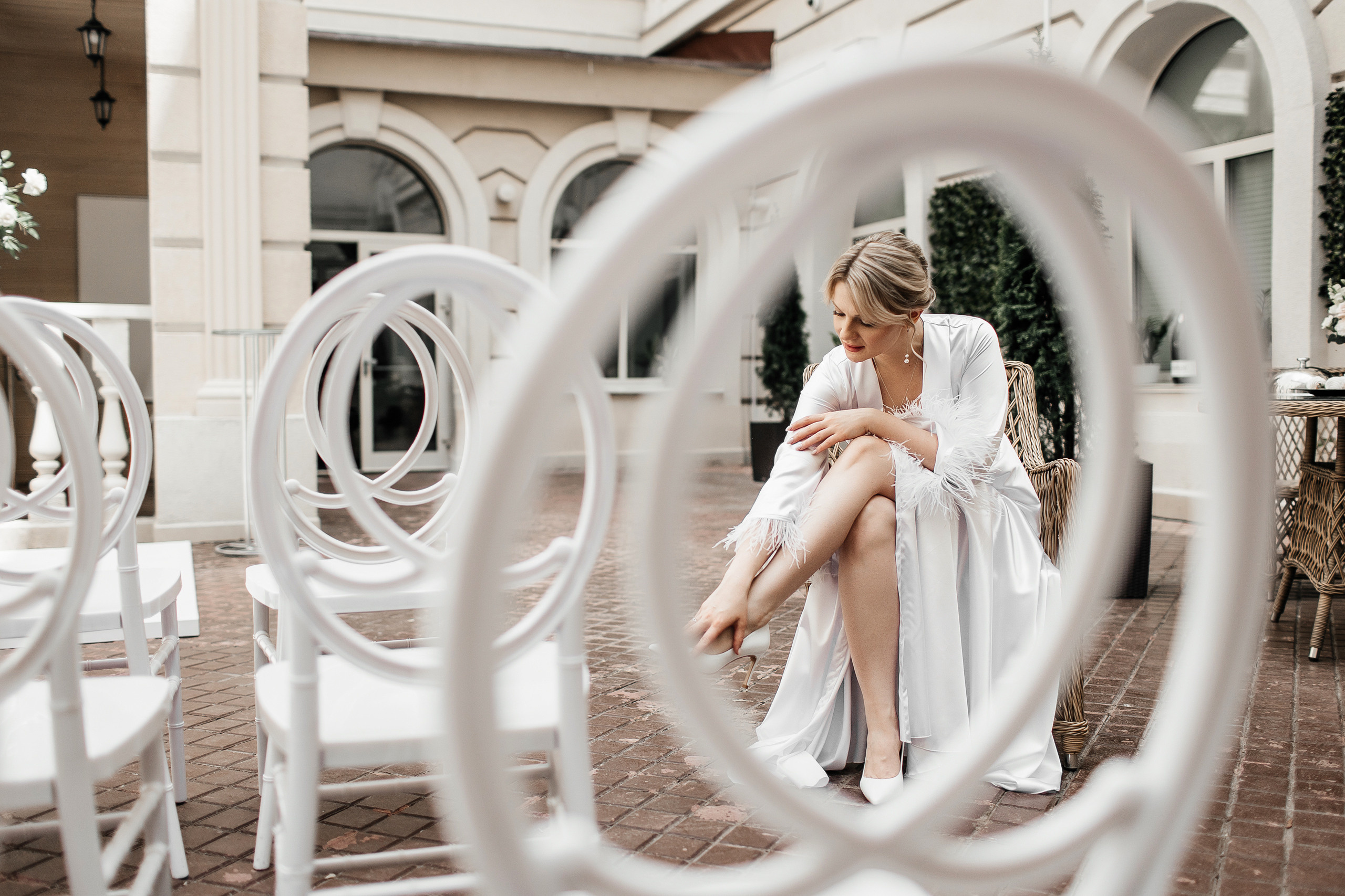 Здравствуйте! Я&nbsp;свадебный фотограф из&nbsp;Ульяновска, работаю в&nbsp;том числе по&nbsp;всей России и&nbsp;с&nbsp;выездом за&nbsp;границу. Снимаю свадьбы, lovestory, корпоративы, светский репортаж. Провожу обучение по&nbsp;фотографии, мастер-классы и&nbsp;воркшопы для других фотографов.