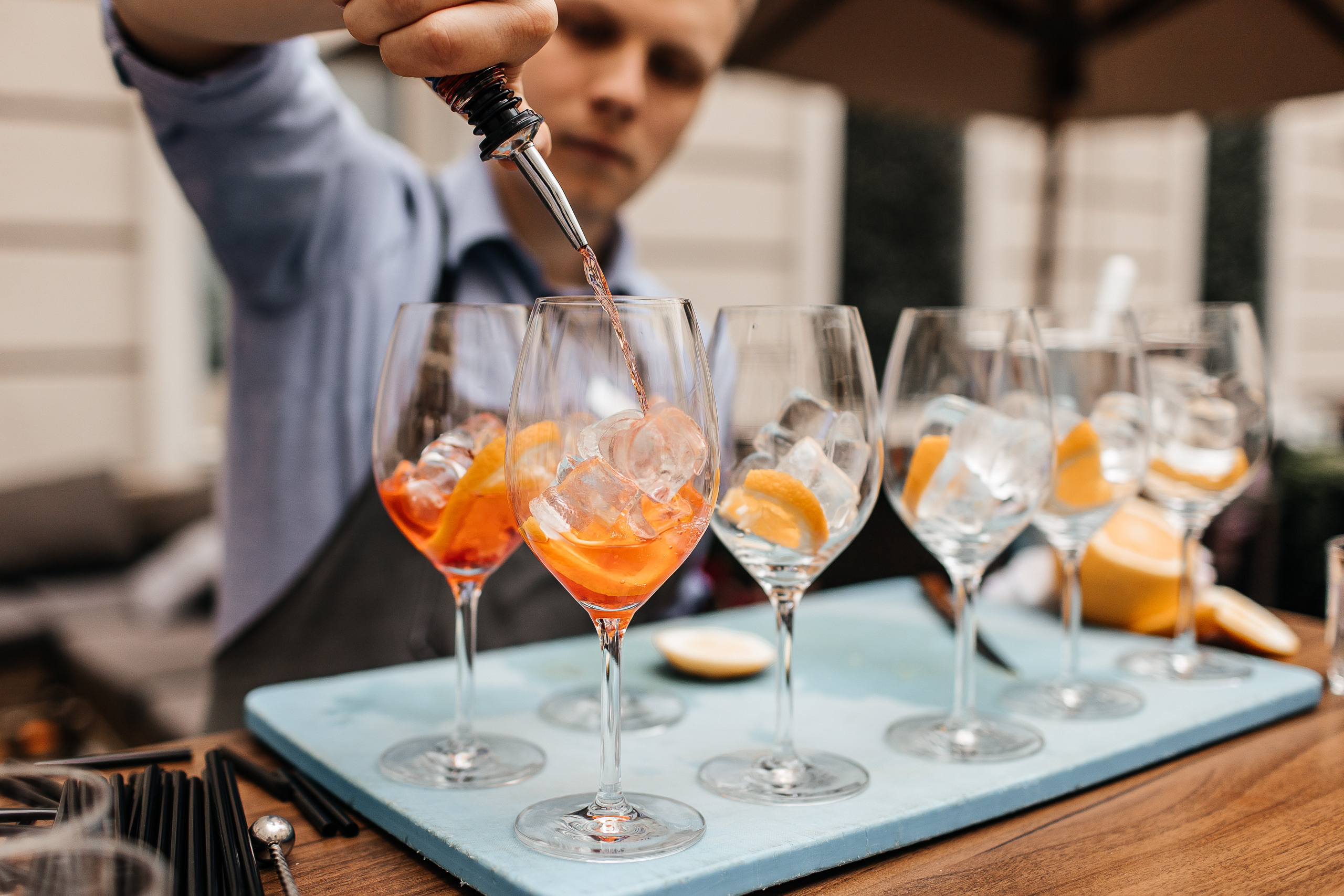 Здравствуйте! Я&nbsp;свадебный фотограф из&nbsp;Ульяновска, работаю в&nbsp;том числе по&nbsp;всей России и&nbsp;с&nbsp;выездом за&nbsp;границу. Снимаю свадьбы, lovestory, корпоративы, светский репортаж. Провожу обучение по&nbsp;фотографии, мастер-классы и&nbsp;воркшопы для других фотографов.