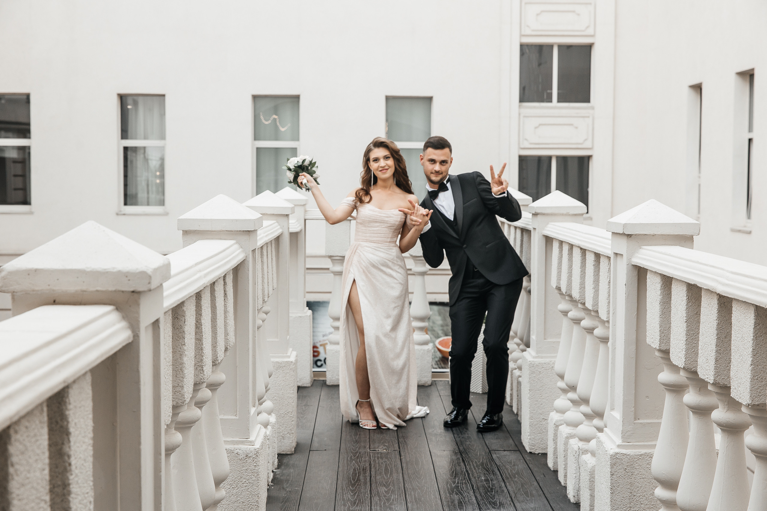 Здравствуйте! Я&nbsp;свадебный фотограф из&nbsp;Ульяновска, работаю в&nbsp;том числе по&nbsp;всей России и&nbsp;с&nbsp;выездом за&nbsp;границу. Снимаю свадьбы, lovestory, корпоративы, светский репортаж. Провожу обучение по&nbsp;фотографии, мастер-классы и&nbsp;воркшопы для других фотографов.