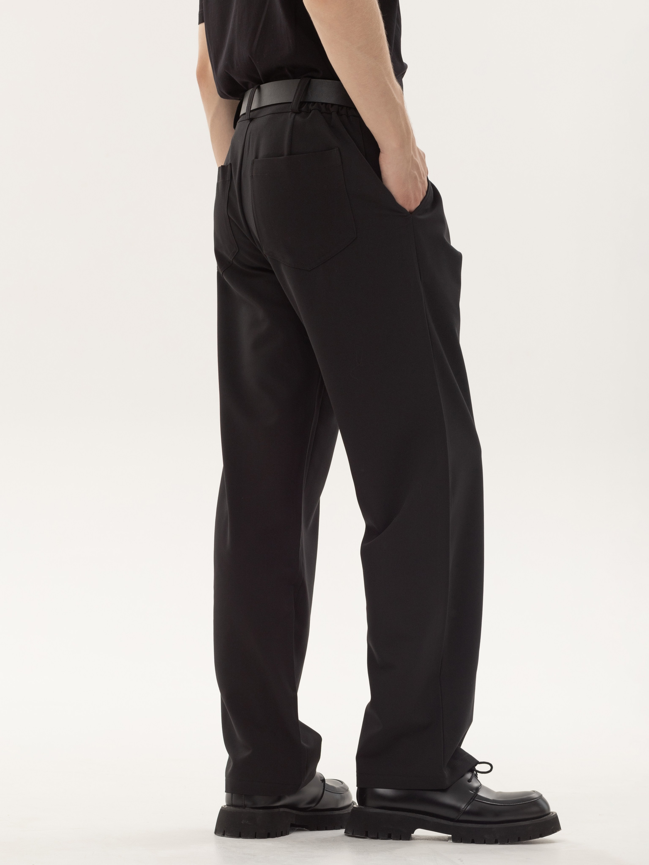 Модельная на циклораме (белый/серый фон). Съёмки для брендов и маркетплейсов