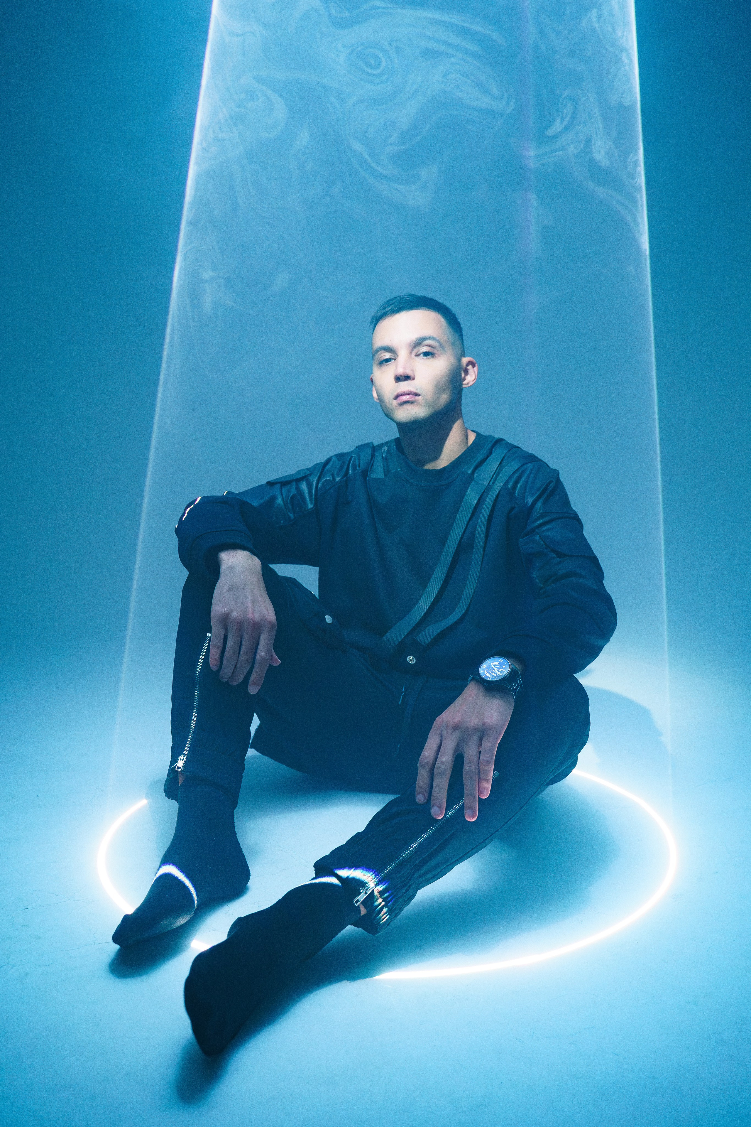 Фотография мужчины на тёмном фоне с холодным лазерным светом