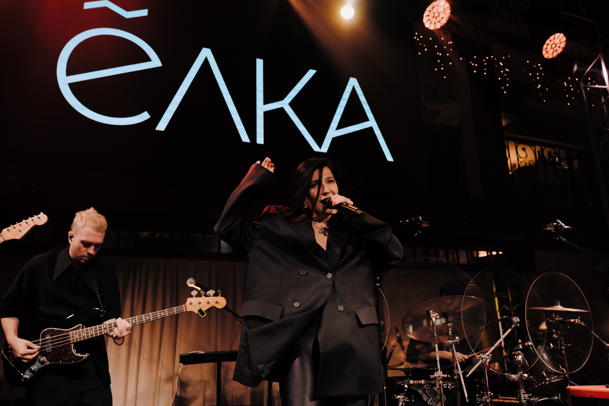 20 ЛЕТ МЕГАПОЛИС ЧЕЛЯБИНСК ХЕДЛАЙНЕР ЕЛКА. Репортажный фотограф Зуев Роман г. Челябинск