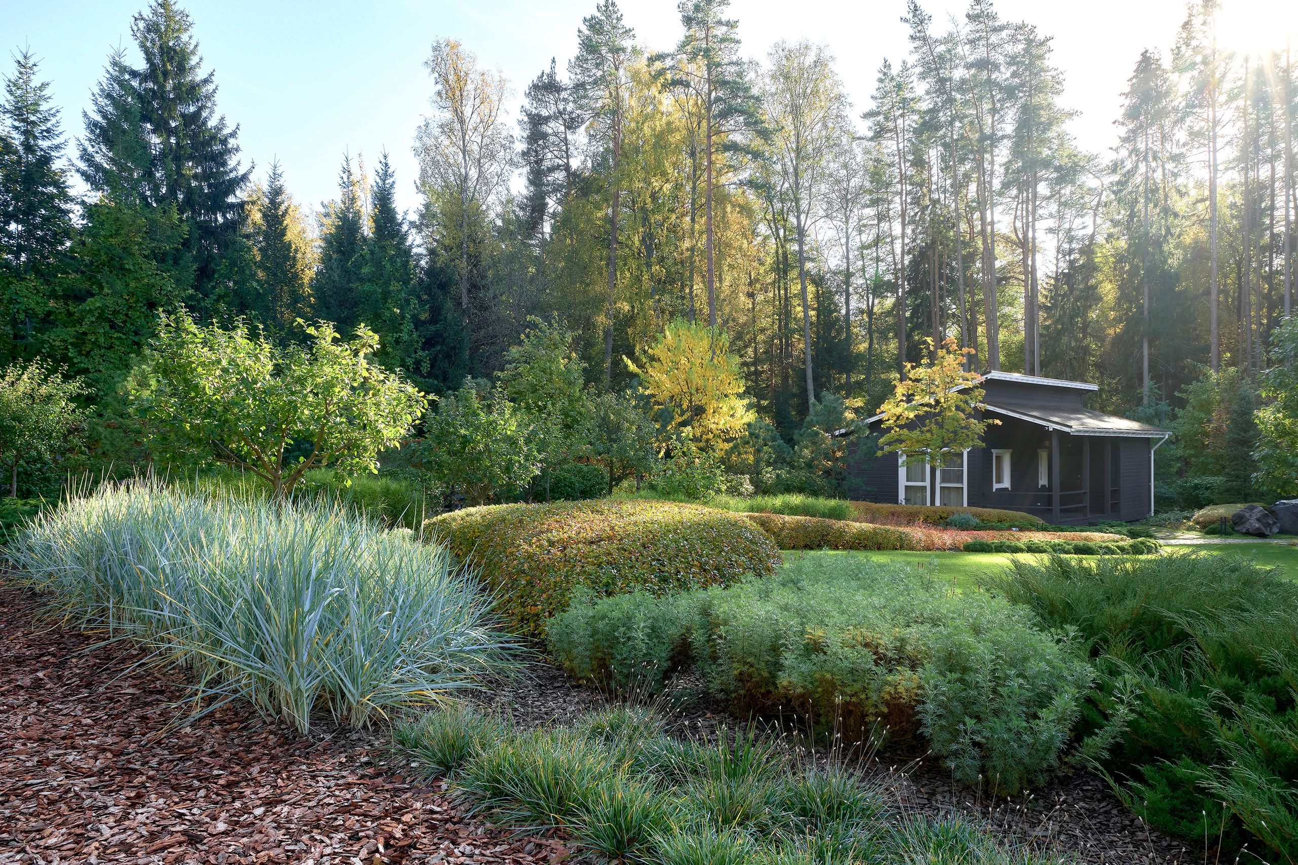 Усадьба Хрустальное: фотосъемка частного сада Валерия Федотова в Репино для L.BURO. Фотограф Наталья Соловьева | interioto