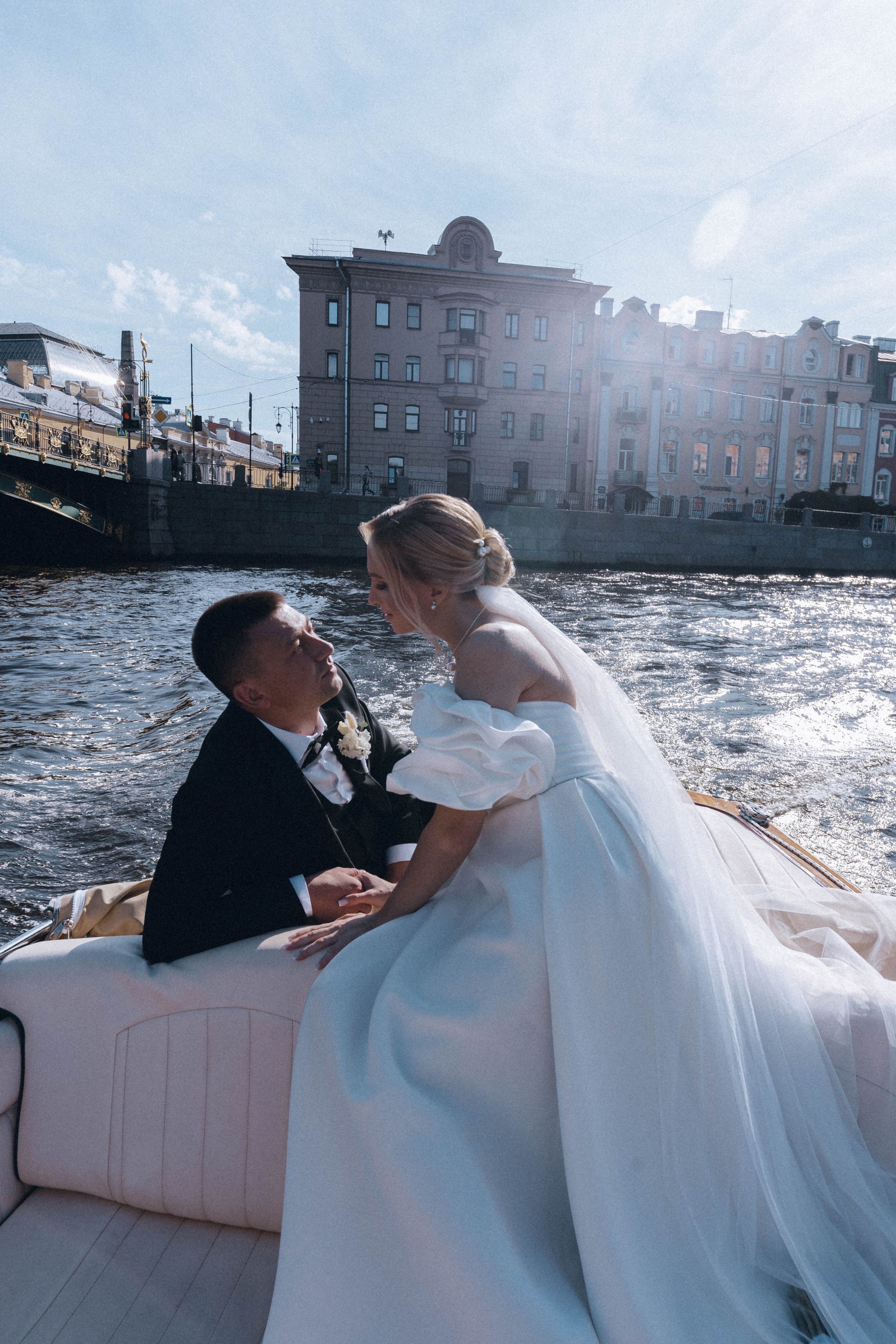СВАДЕНБНАЯ СЬЕМКА НА КАТЕРЕ ПО КАНАЛАМ САНКТ-ПЕТЕРБУРГА И В АКВАТОРИИ НЕВЫ. Профессиональный фотограф, Санкт-Петербург — Виктория Богомолова