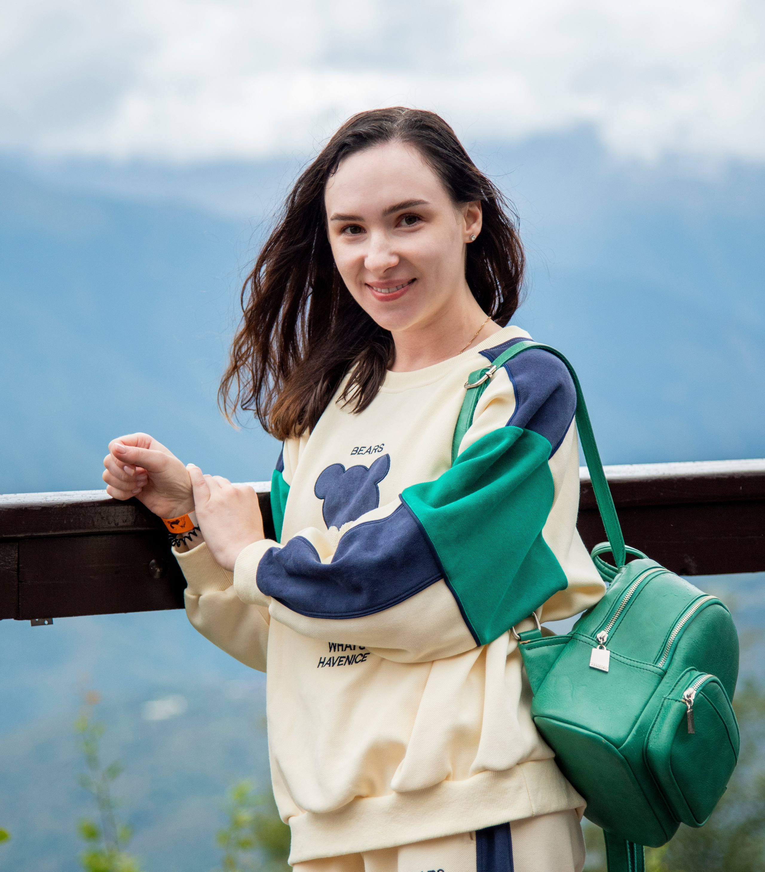 Брюнетка, на фоне гор. Красная поляна, спортивный костюм, рюкзачёк