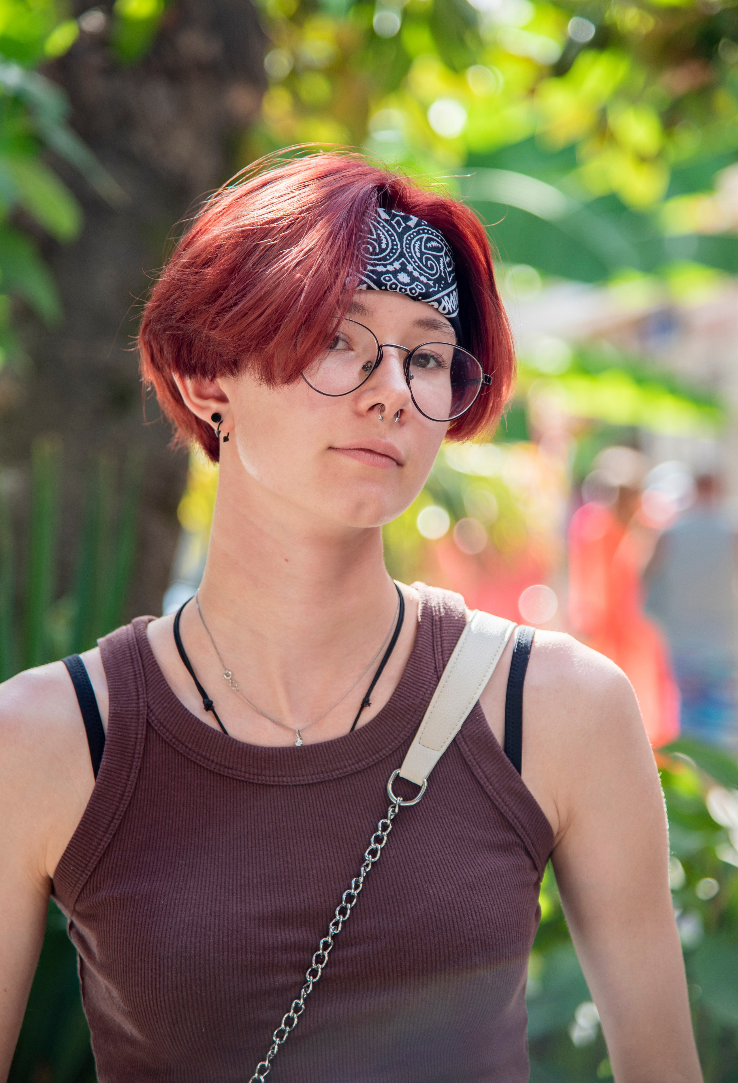 Высокая девушка, стрижка, красные волосы, повязка на голове, очки, серьги, пирсинг. посёлок Лазоревское