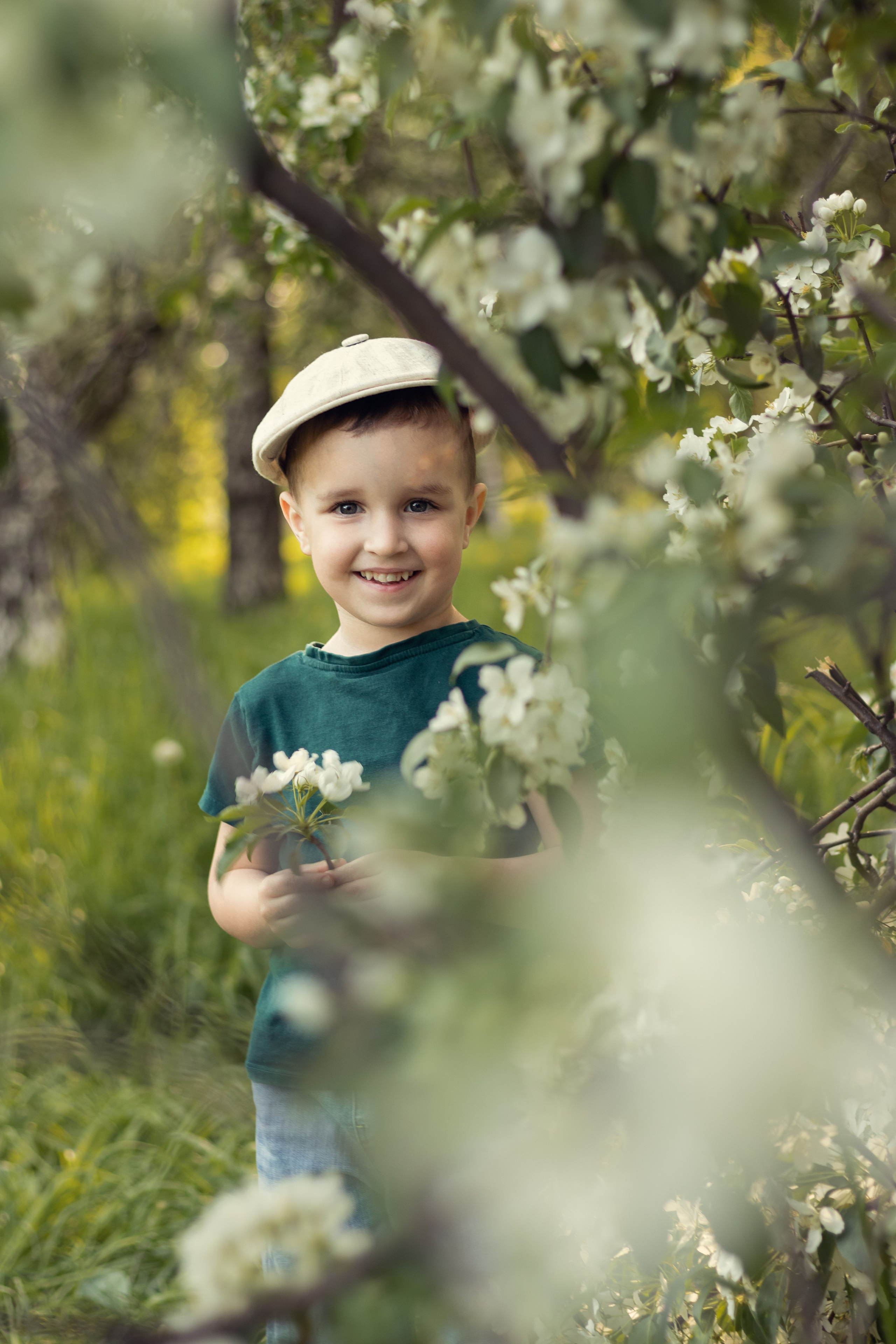 Цветущая майская семья