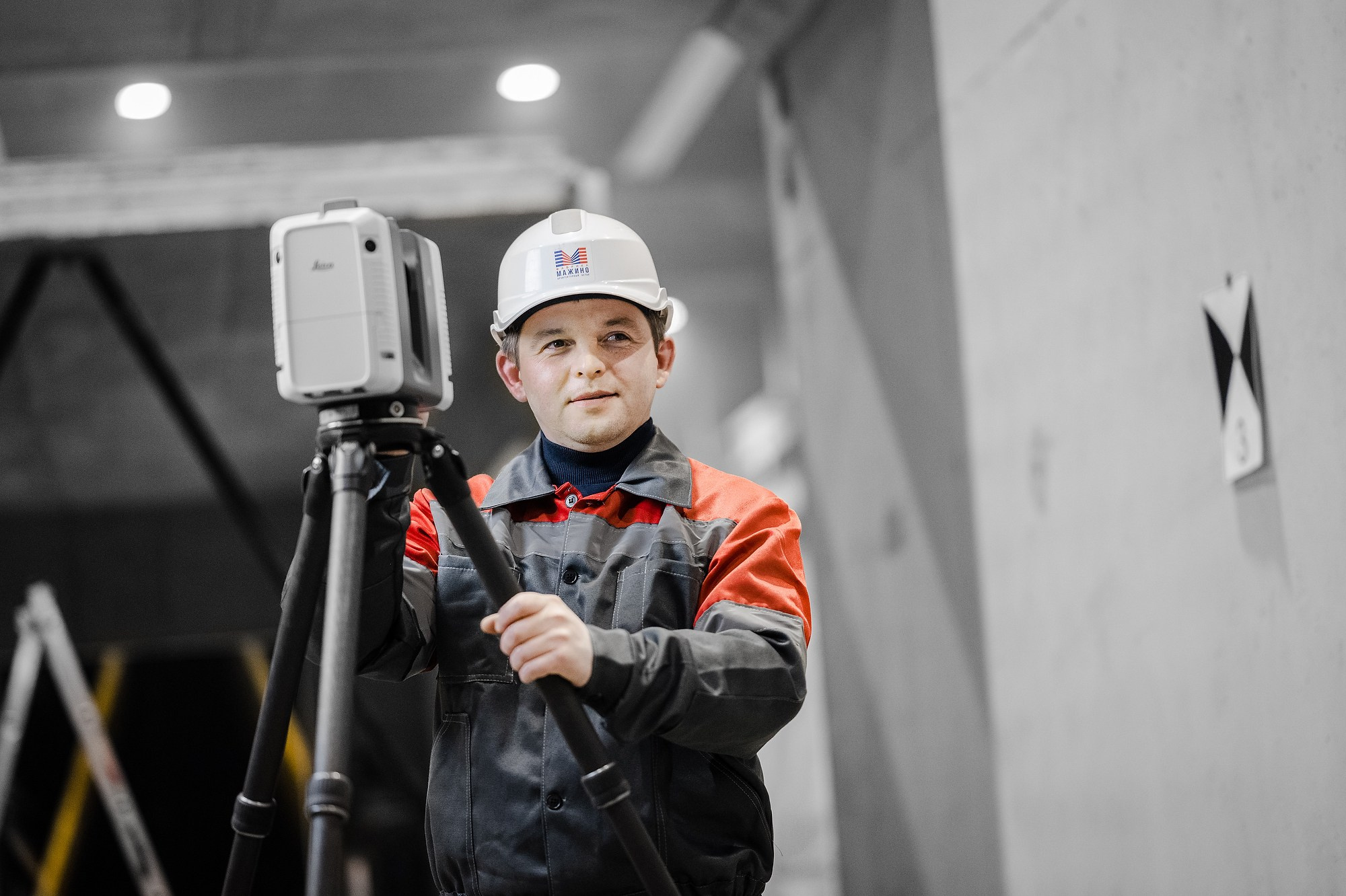 Сотрудник завода Мажино проводит 3D сканирование в цеху зовода . 