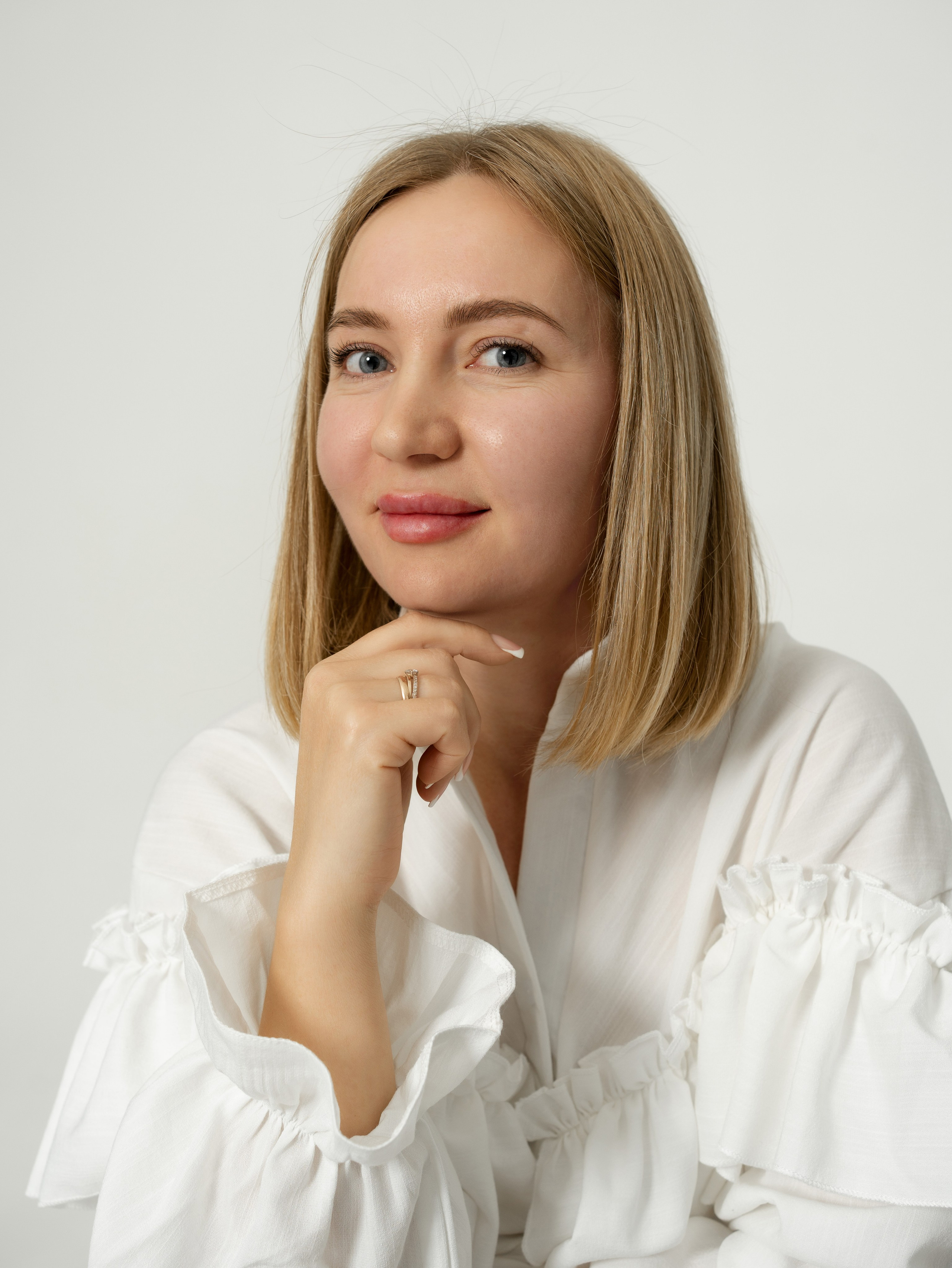 портрет женщины по грудь в белой блузке на белом фоне