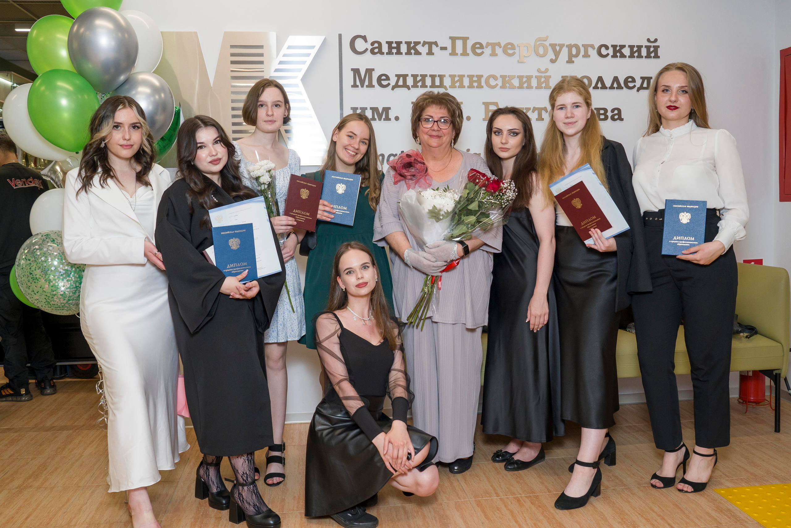 Выпускной в медколледже. Фотограф в Санкт-Петербурге. Репортажная и все съёмки для бизнеса