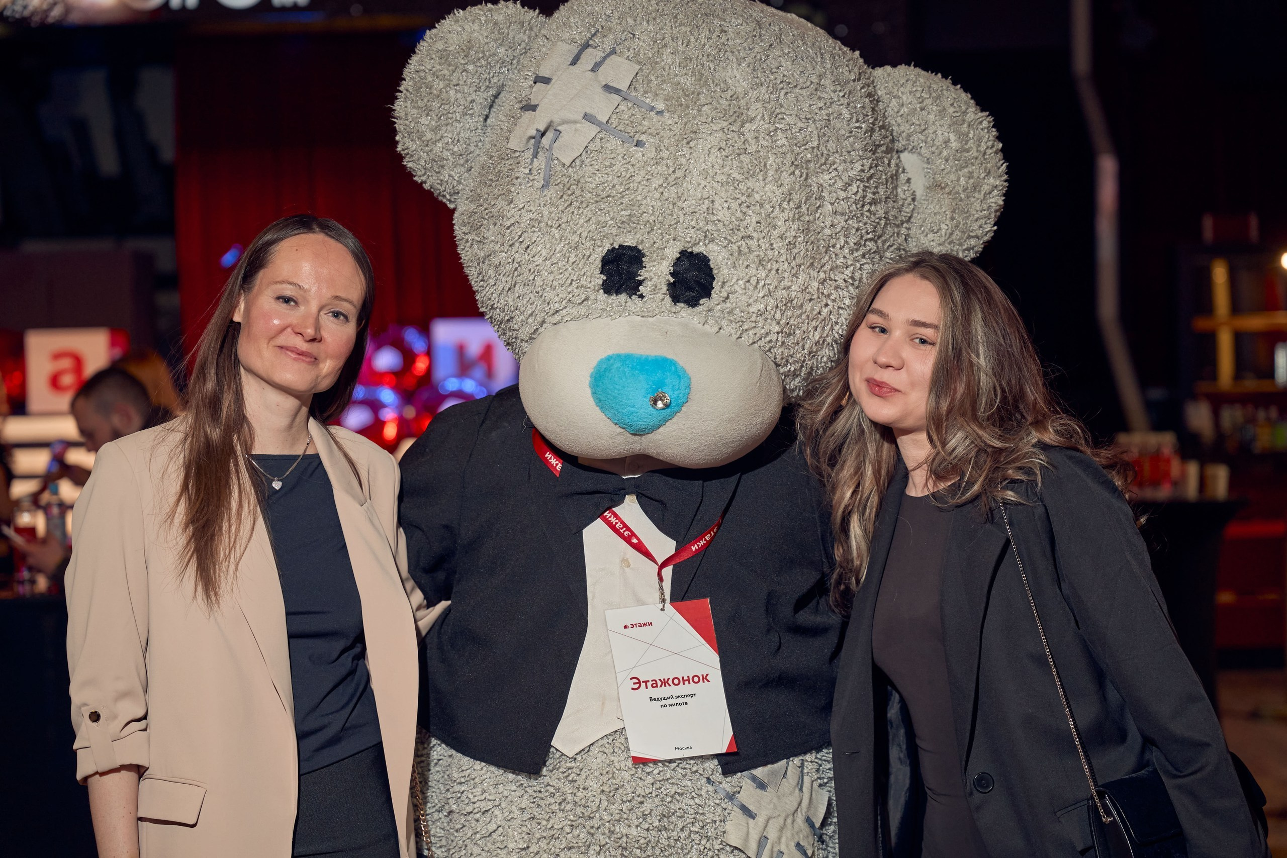 репортажный фотограф фотографирует людей на мероприятии