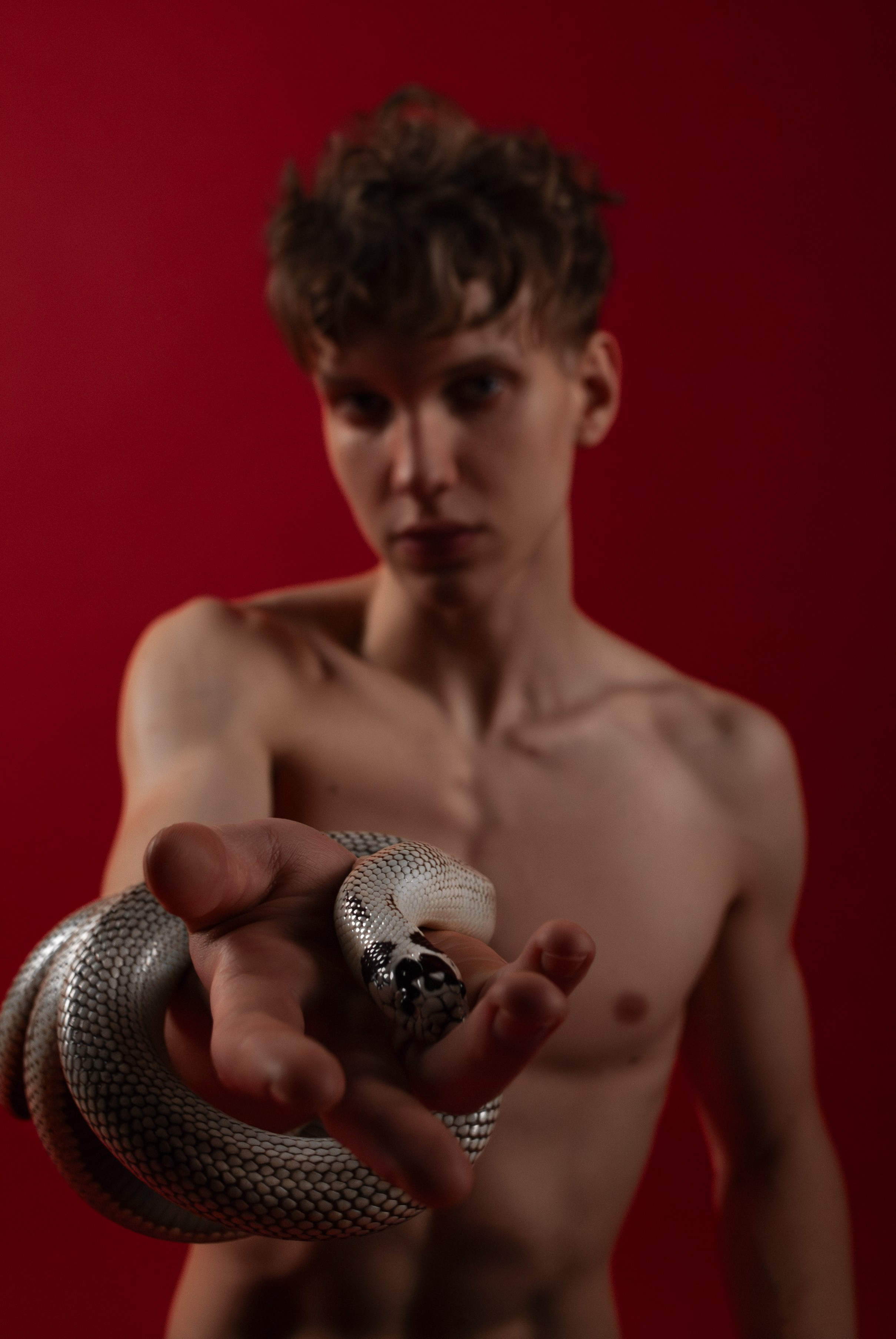 Егор: съёмка со змеёй. Фотограф Белов Тимофей | Красноярск