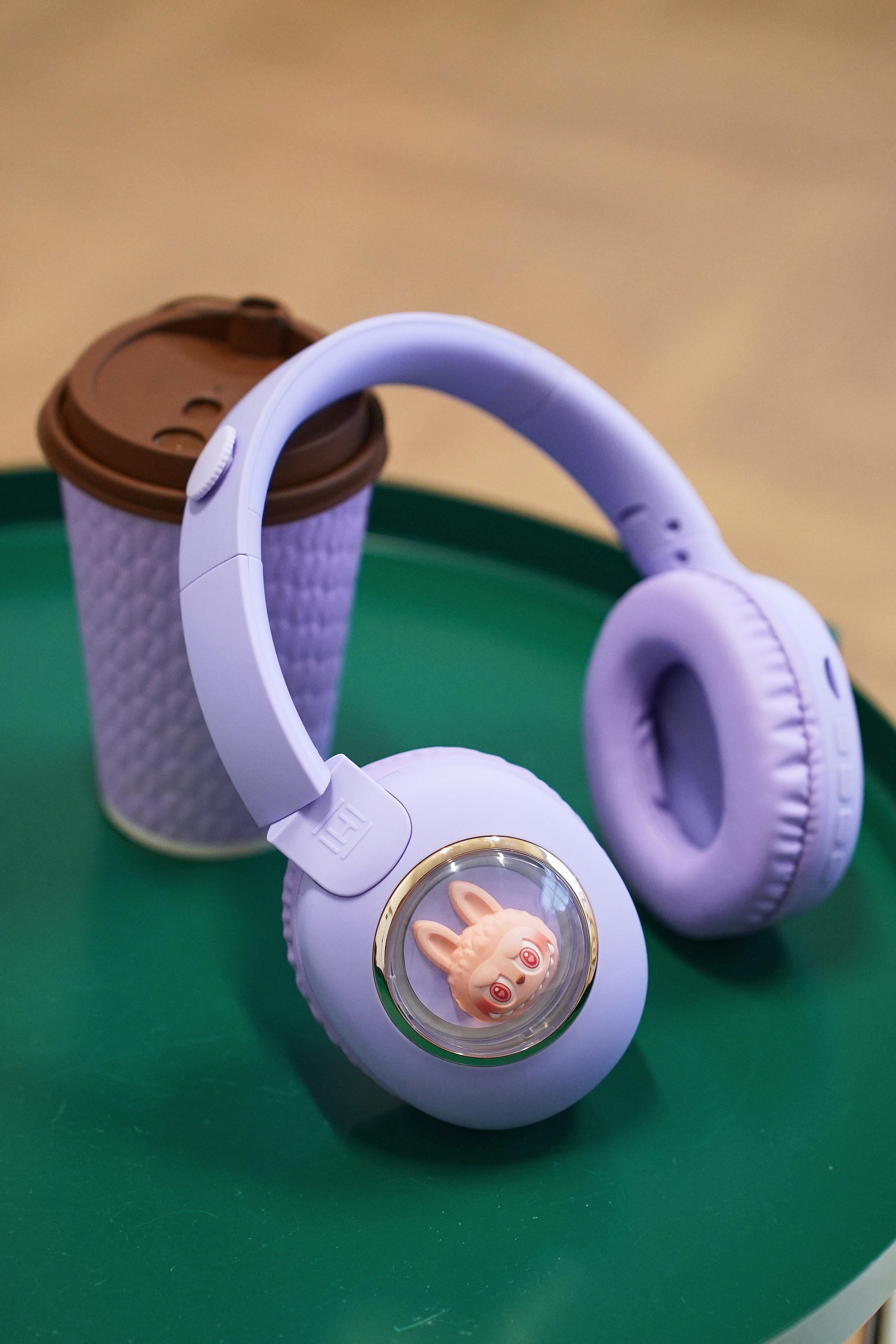 Наушники в интерьере. Фотограф