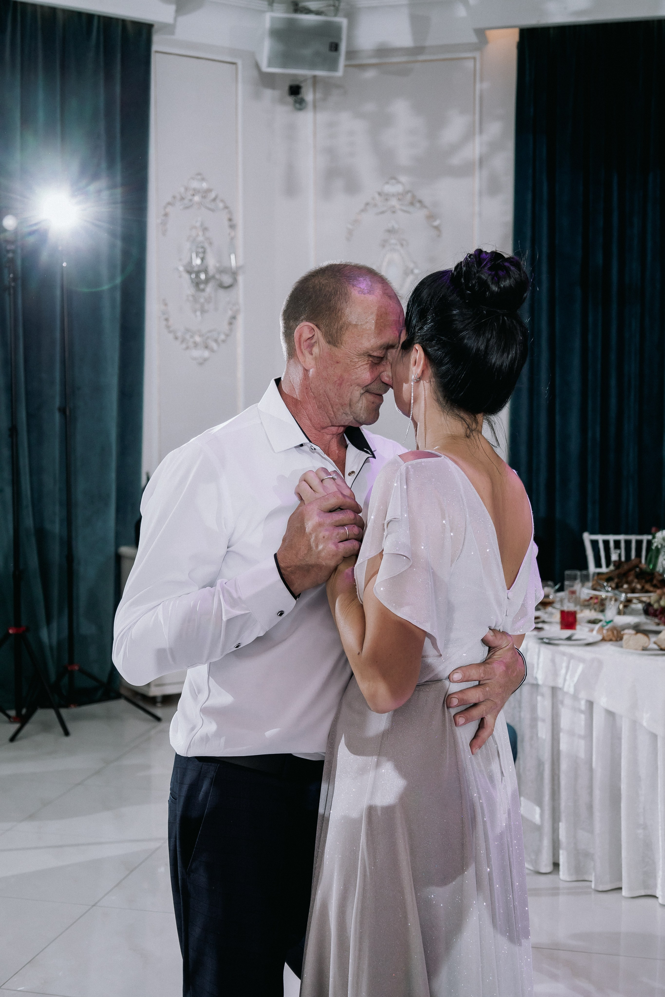 Свадебная прогулка. Эвелина и Дмитрий. Свадебная фотография. Арина Рубах