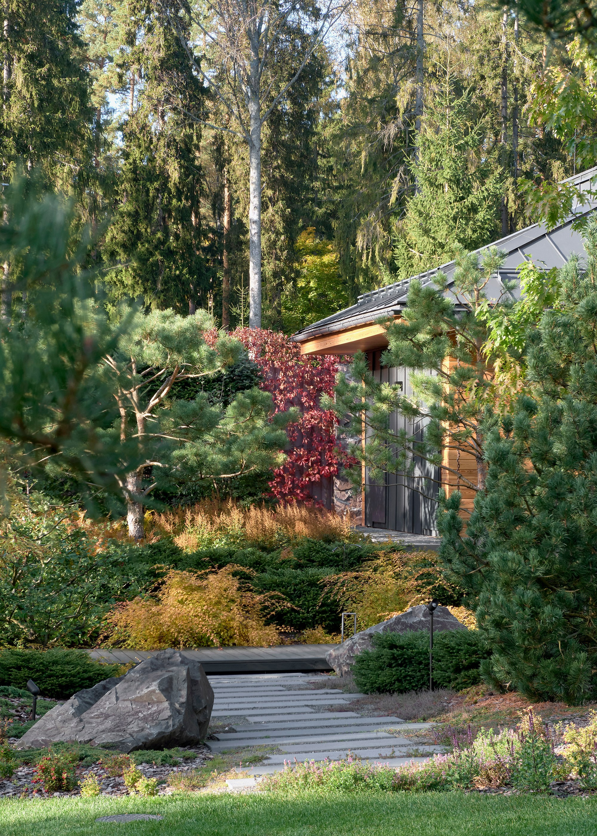 Усадьба Хрустальное: фотосъемка частного сада Валерия Федотова в Репино для L.BURO. Фотограф Наталья Соловьева | interioto