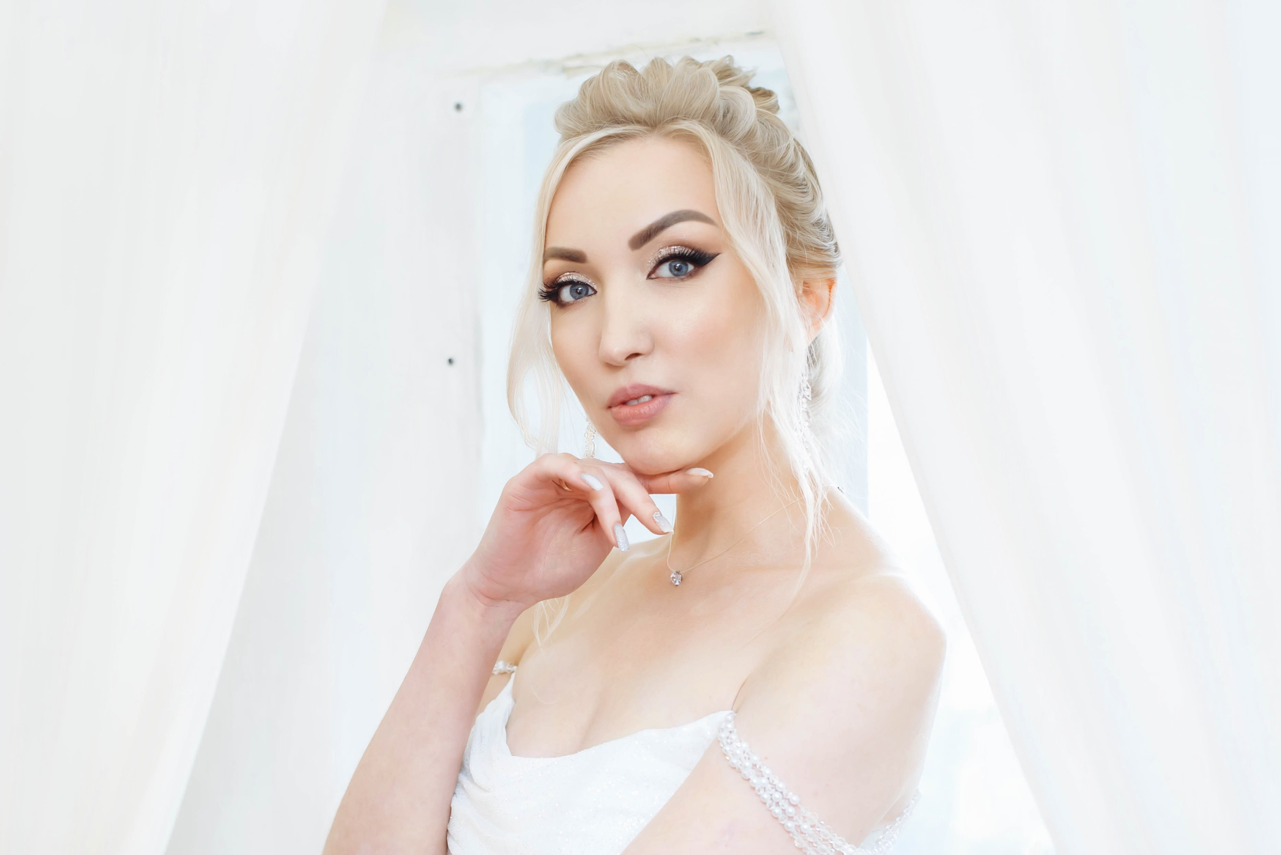Красивое фото невесты в студии на свадебной фотосессии, фото Павел Коротков