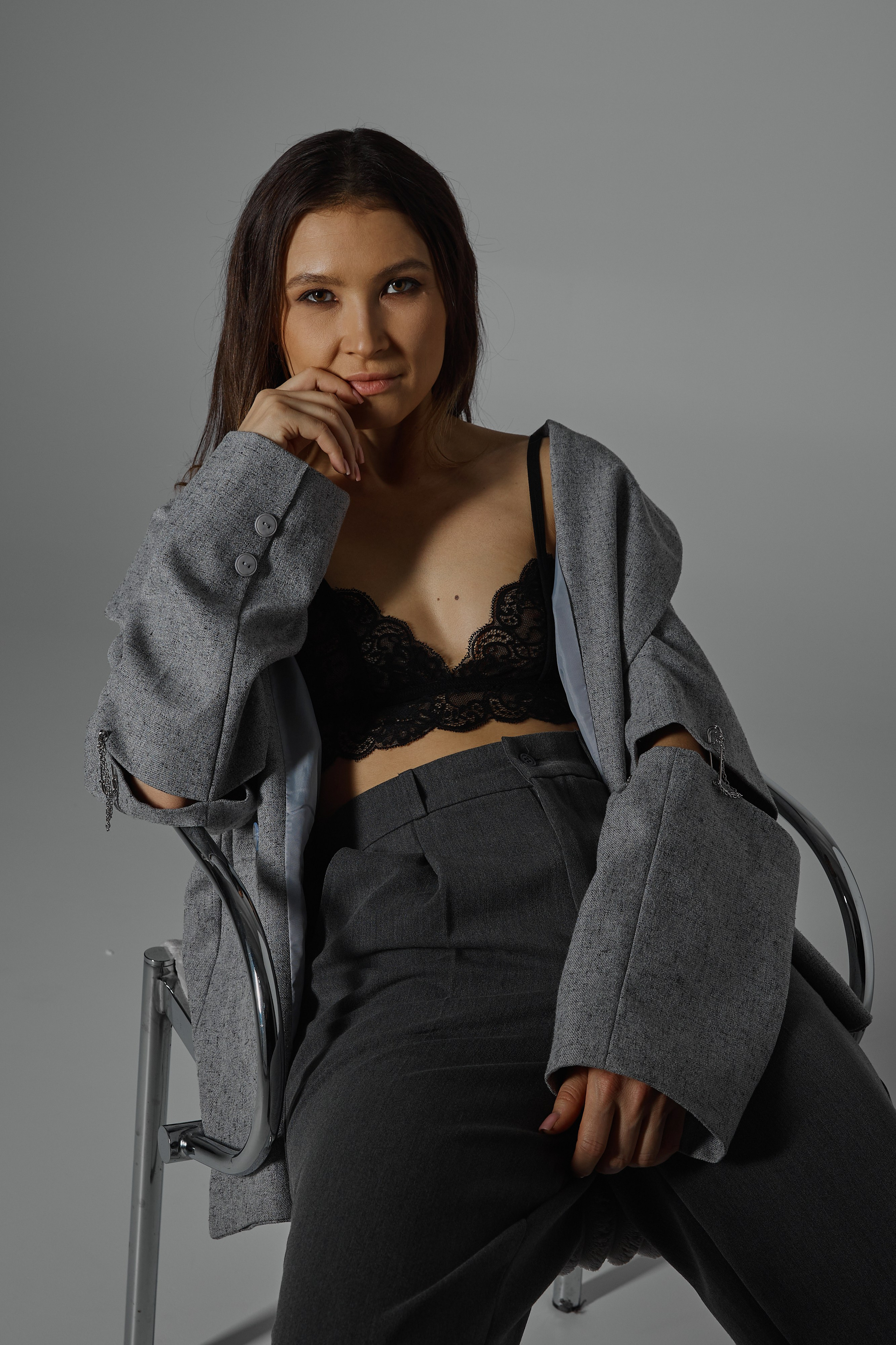 Фотосессия девушка сидит на стуле