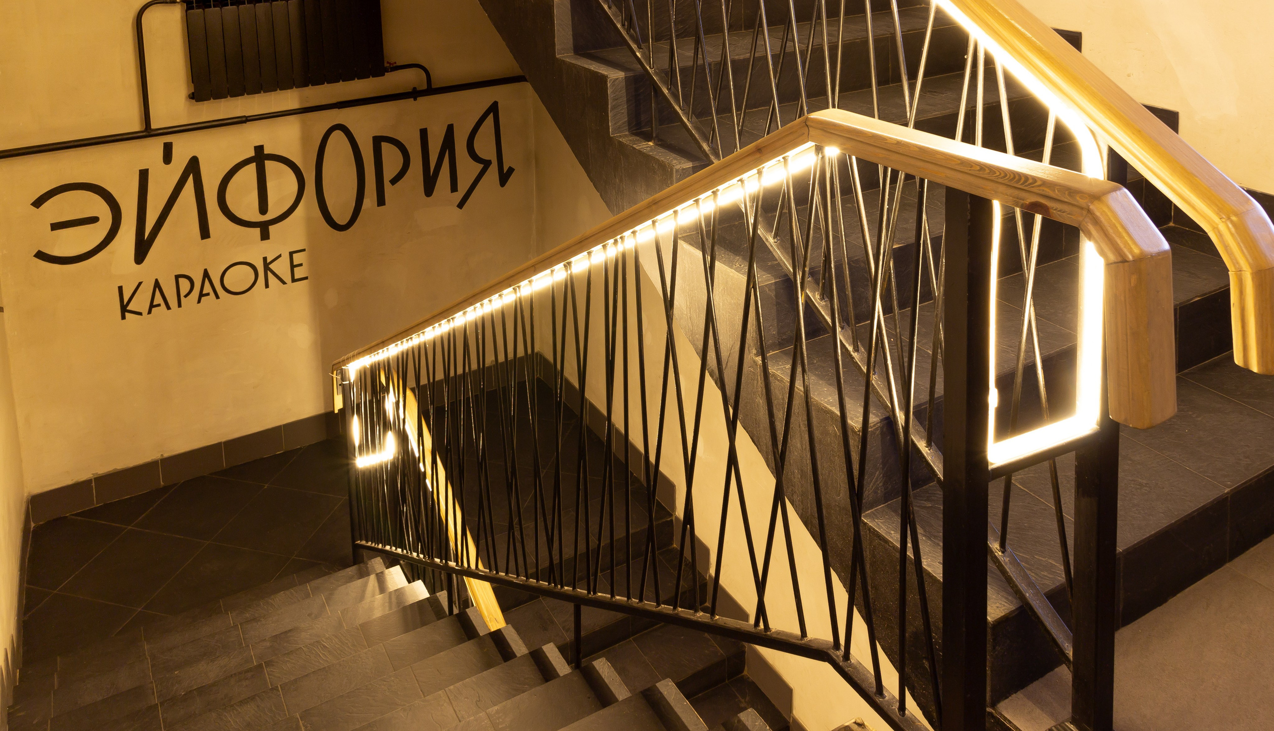 Интерьерная съёмка для караоке - кафе Эфир, г. Улан-Удэ, Бурятия. Интерьерный фотограф Стряпунин Александр. (караоке, кафе, эфир, эмпатио эфир)