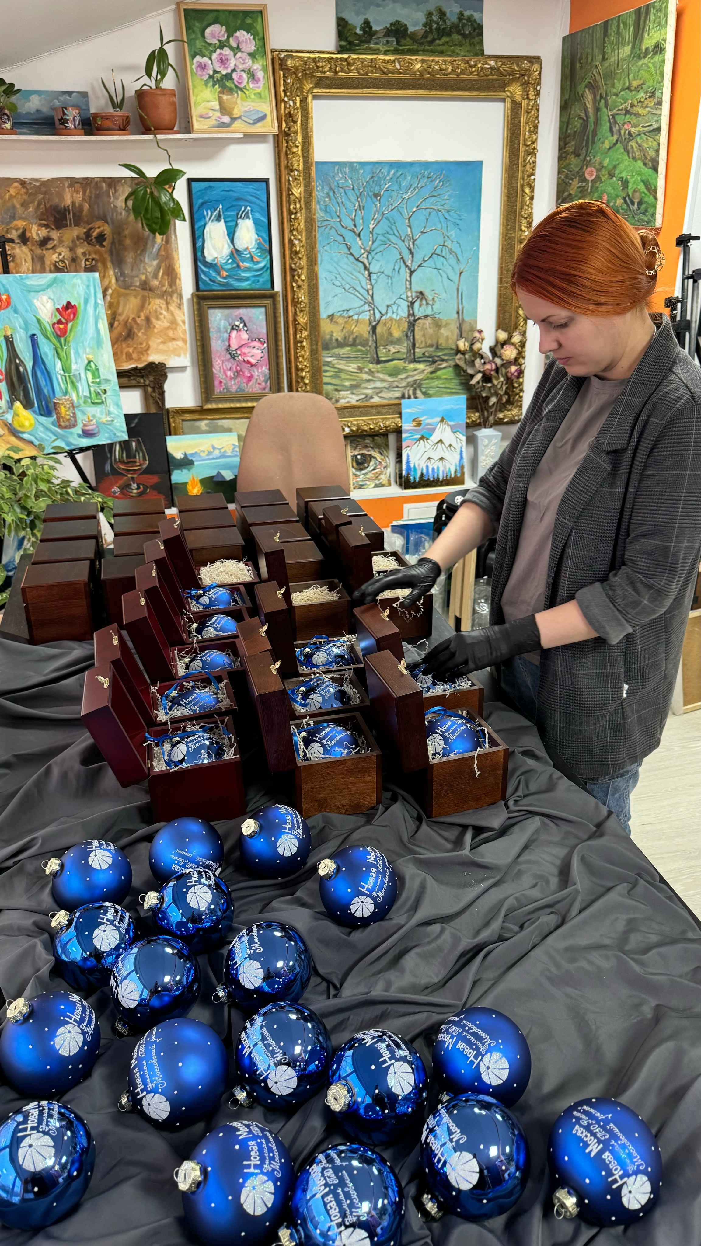 ArtSHARm- наше портфолио по ёлочным шарам с ручной росписью. Художественная ручная роспись елочных шаров, корпоративные подарки и восковые аромасвечи