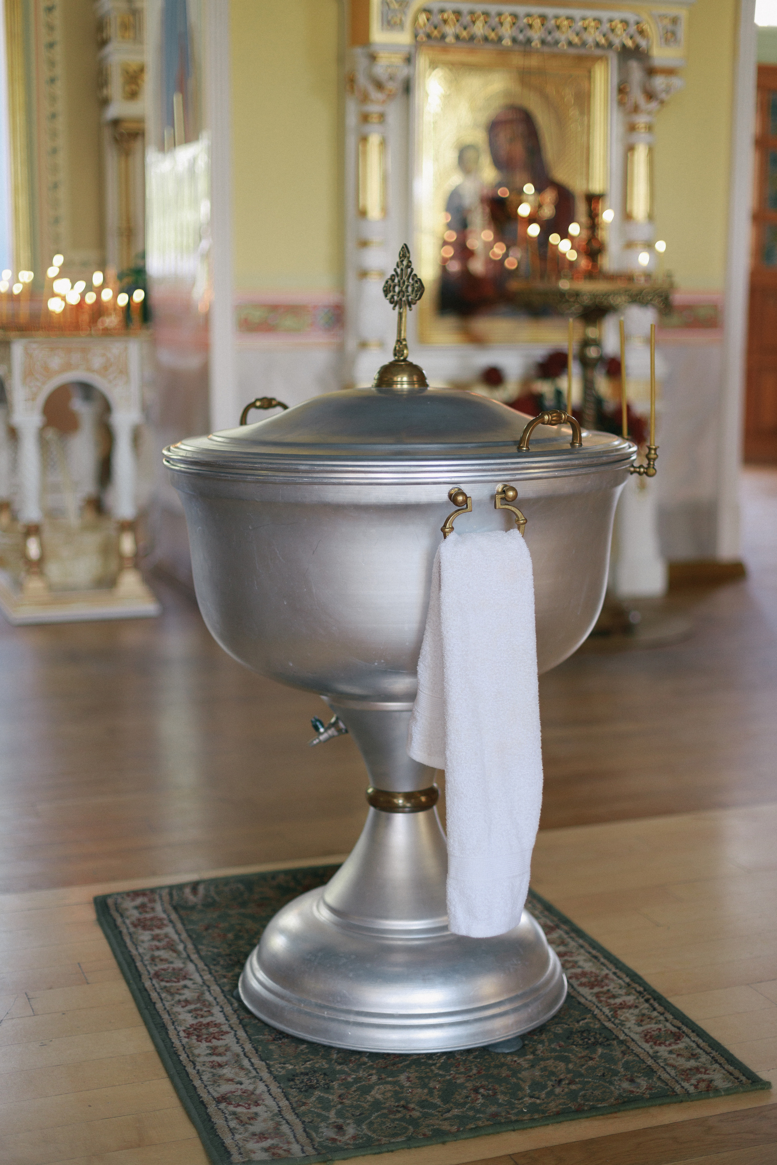 Она позировала на протяжении всего крещения. Свадебный фотограф Мироманов Николай в Крыму