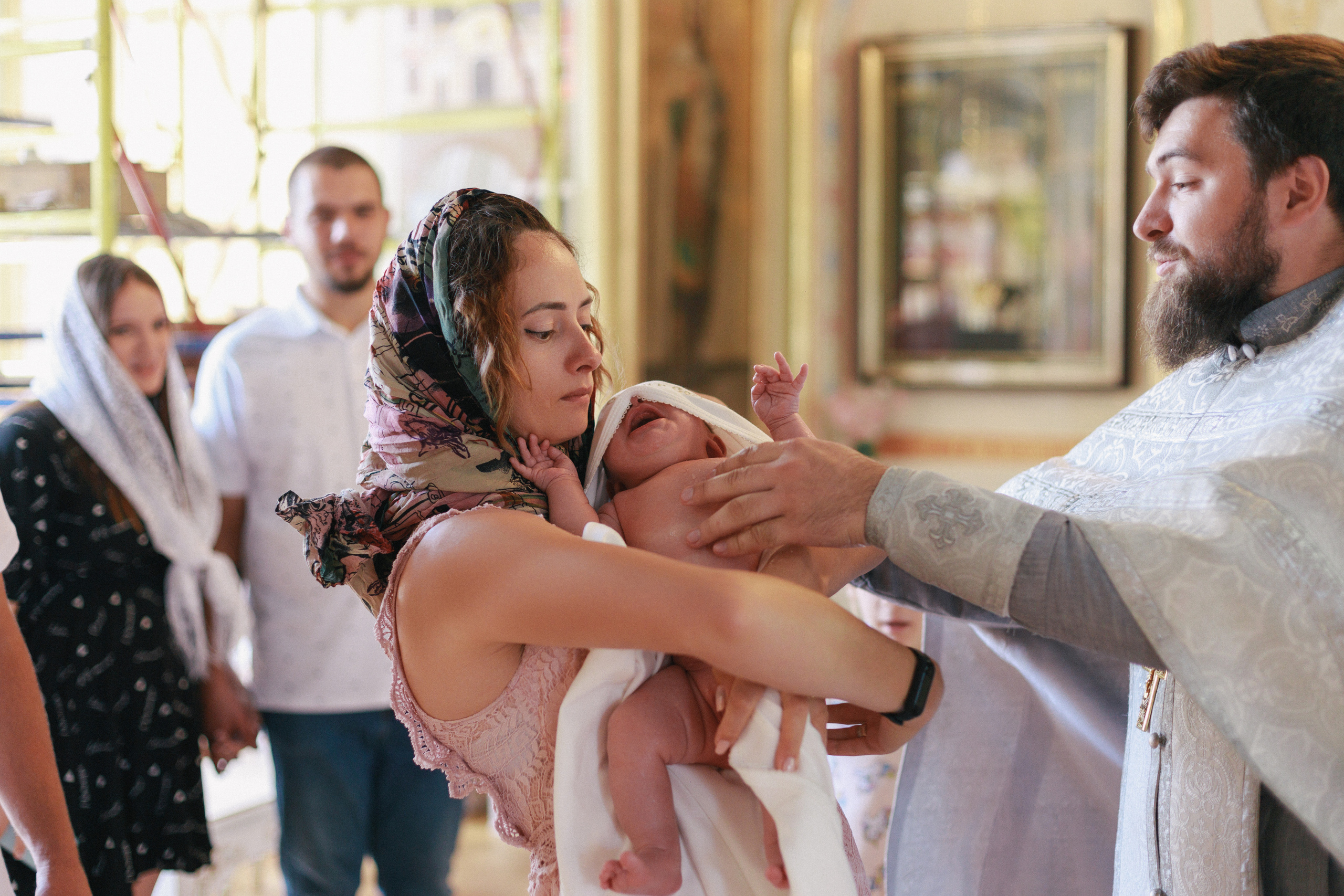 Она позировала на протяжении всего крещения. Свадебный фотограф Мироманов Николай в Крыму