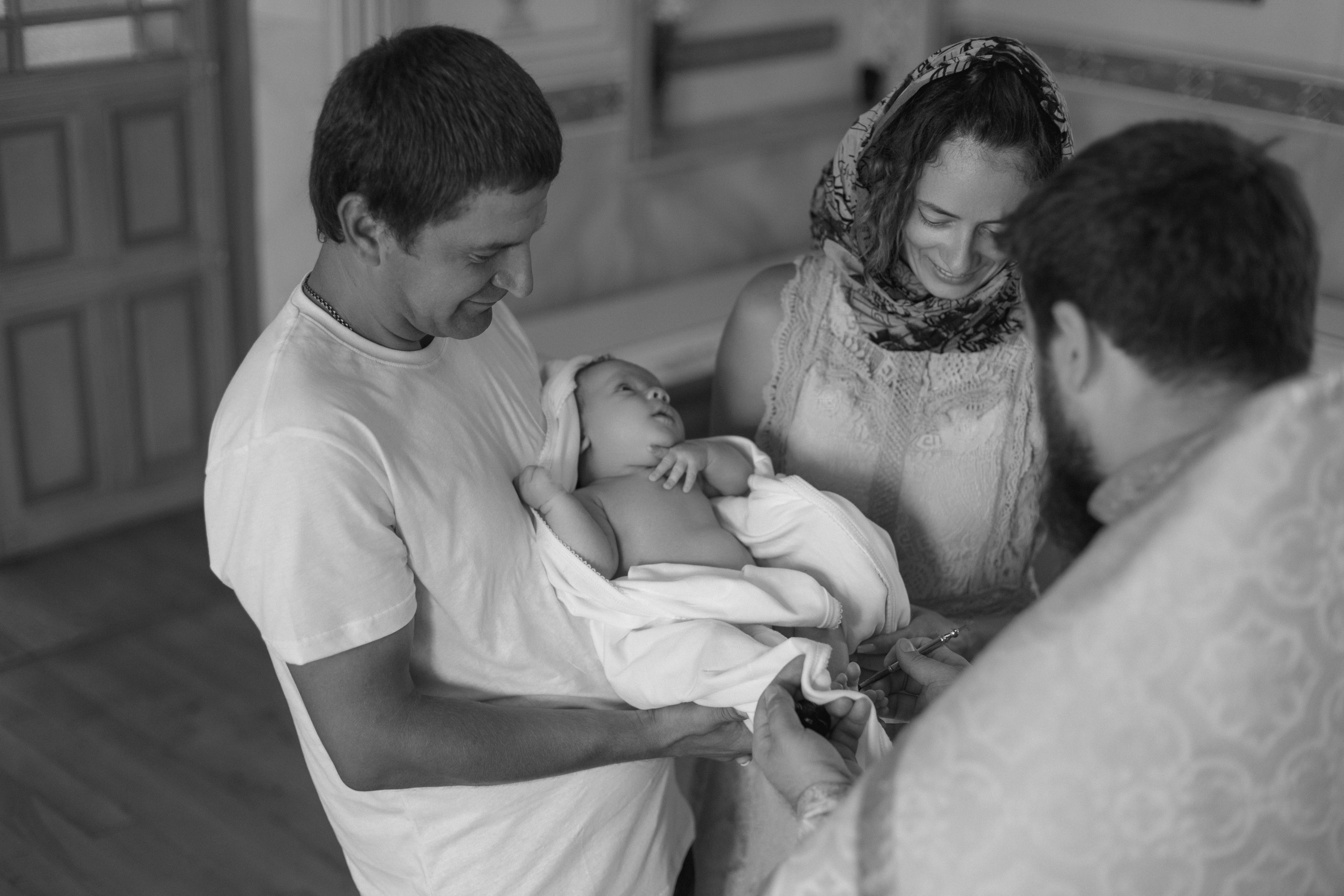 Она позировала на протяжении всего крещения. Свадебный фотограф Мироманов Николай в Крыму