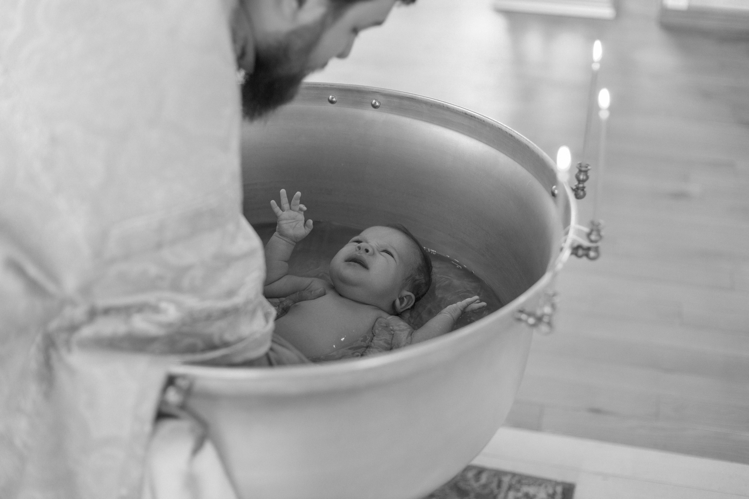 Она позировала на протяжении всего крещения. Свадебный фотограф Мироманов Николай в Крыму