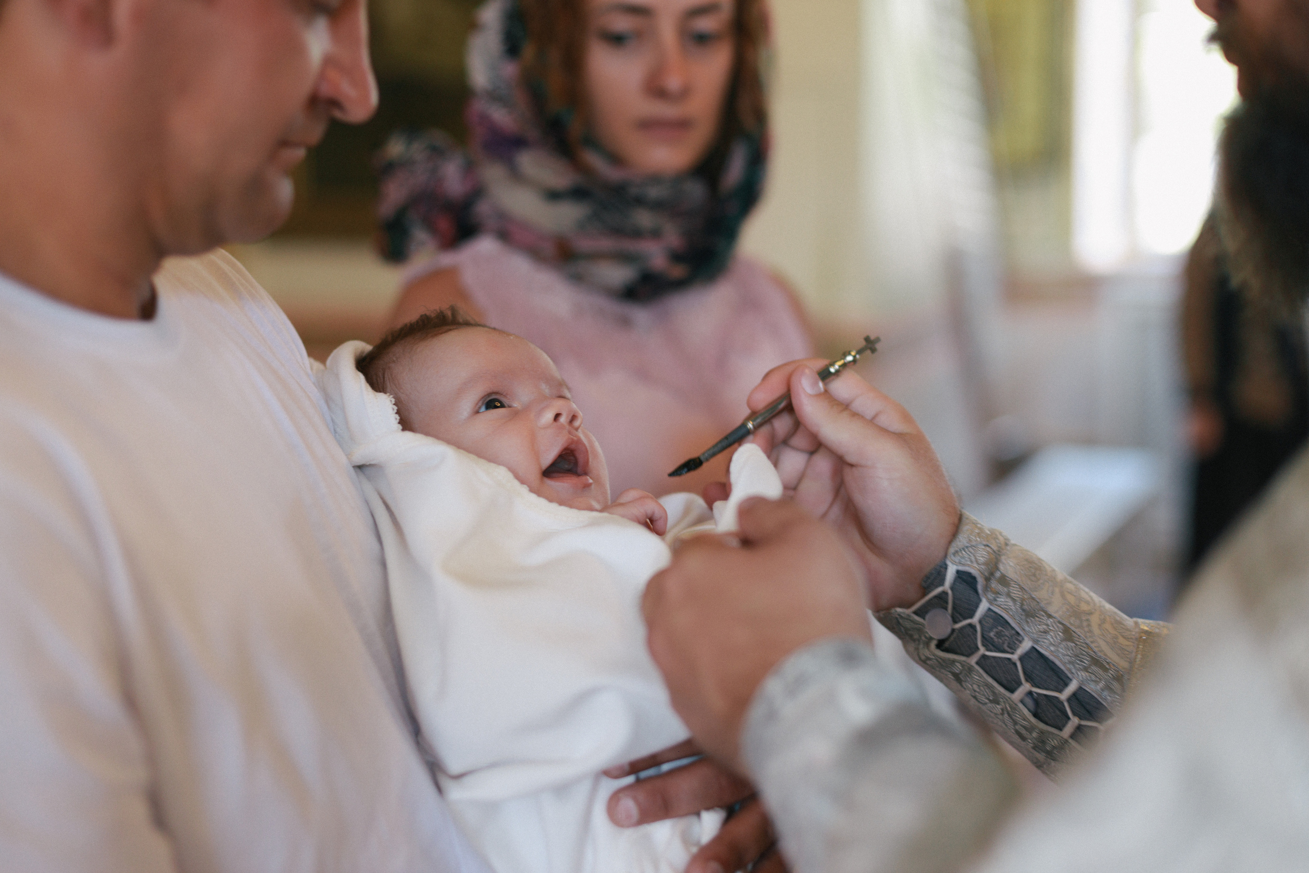 Она позировала на протяжении всего крещения. Свадебный фотограф Мироманов Николай в Крыму