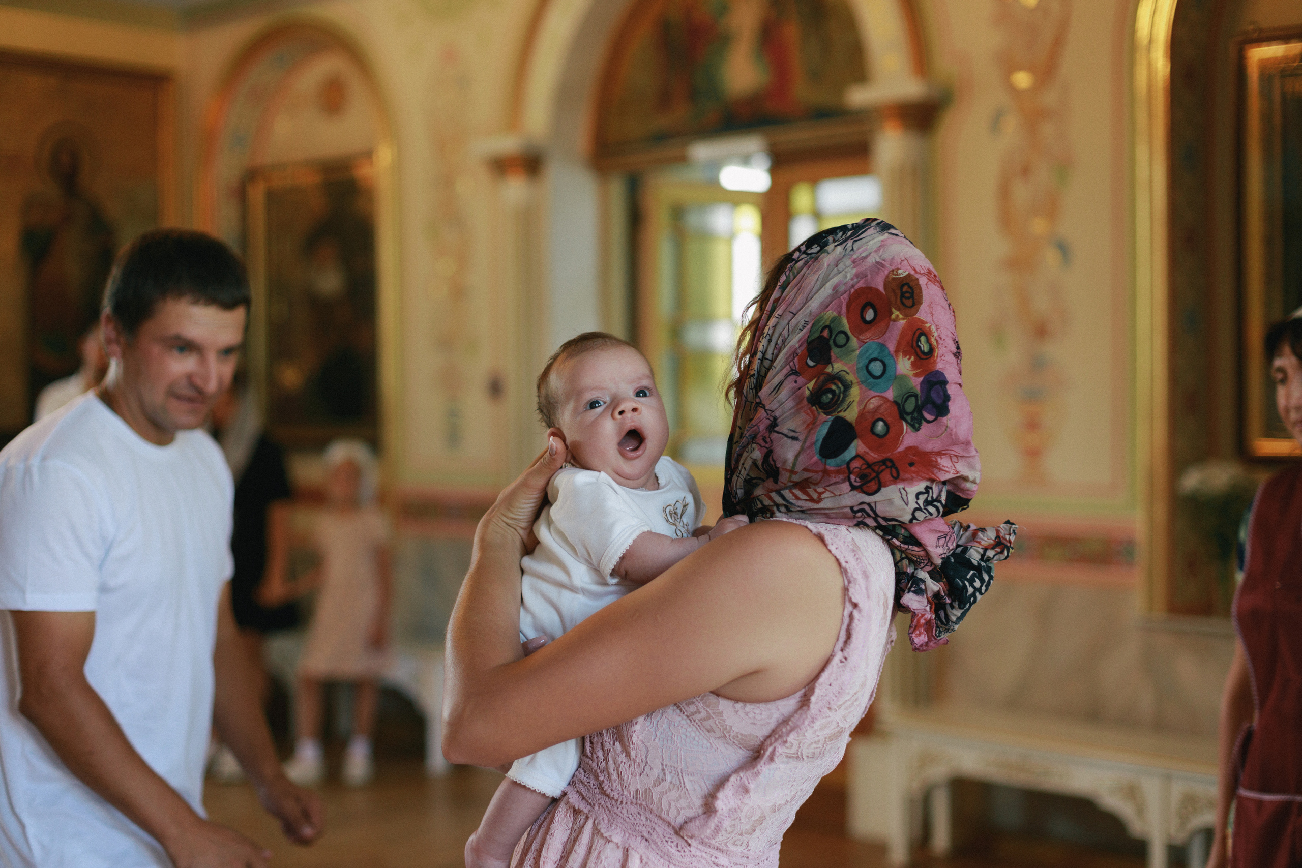Она позировала на протяжении всего крещения. Свадебный фотограф Мироманов Николай в Крыму