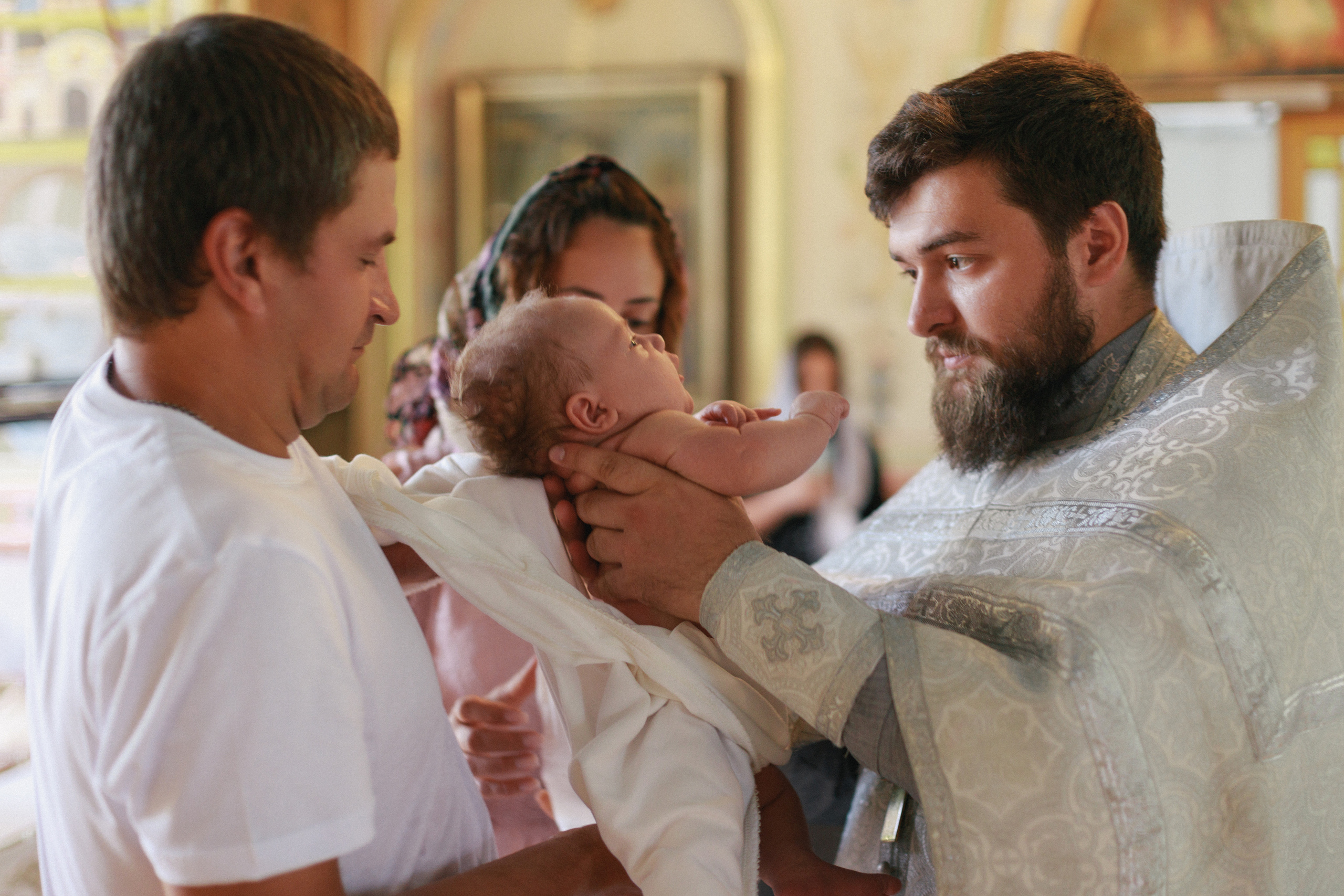 Она позировала на протяжении всего крещения. Свадебный фотограф Мироманов Николай в Крыму