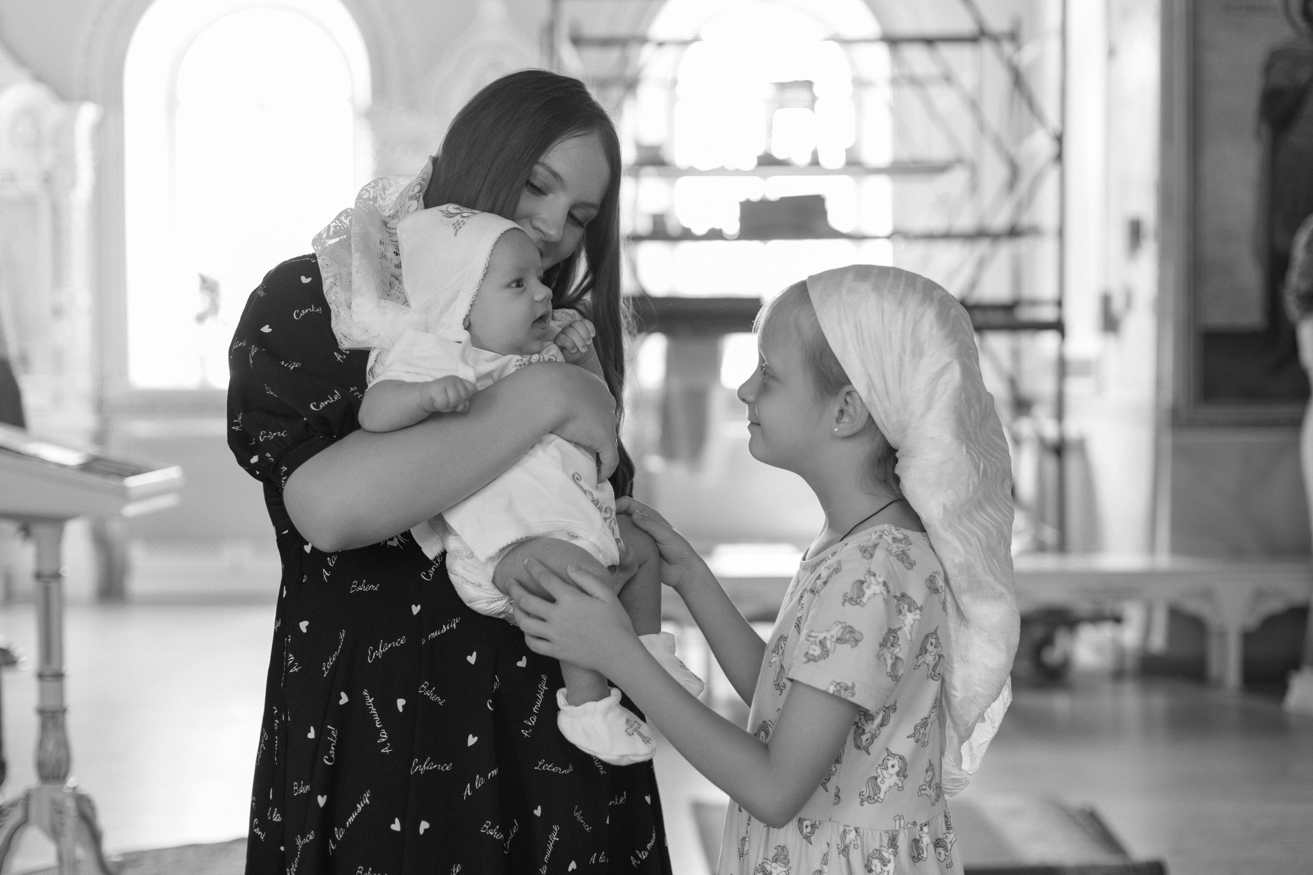 Она позировала на протяжении всего крещения. Свадебный фотограф Мироманов Николай в Крыму