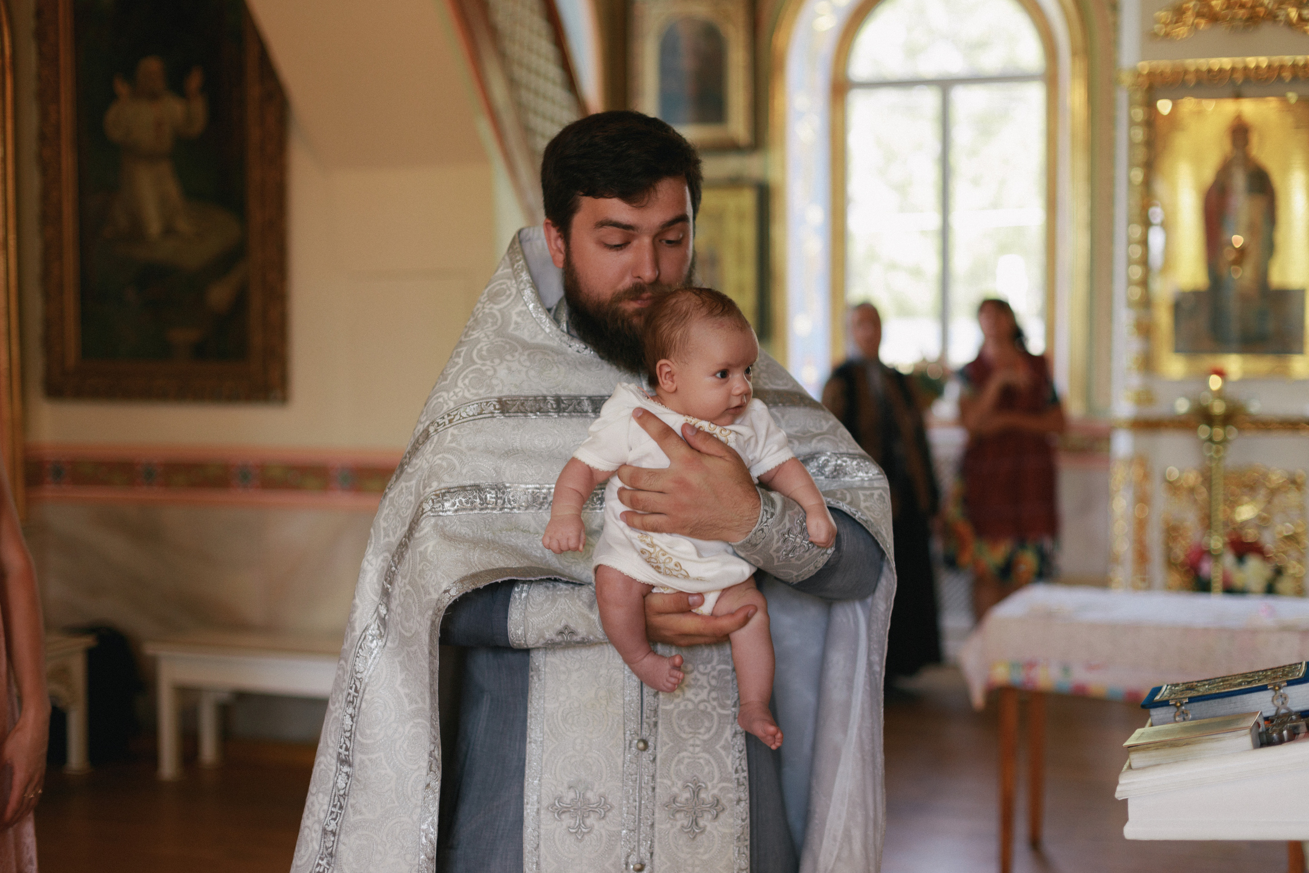 Она позировала на протяжении всего крещения. Свадебный фотограф Мироманов Николай в Крыму