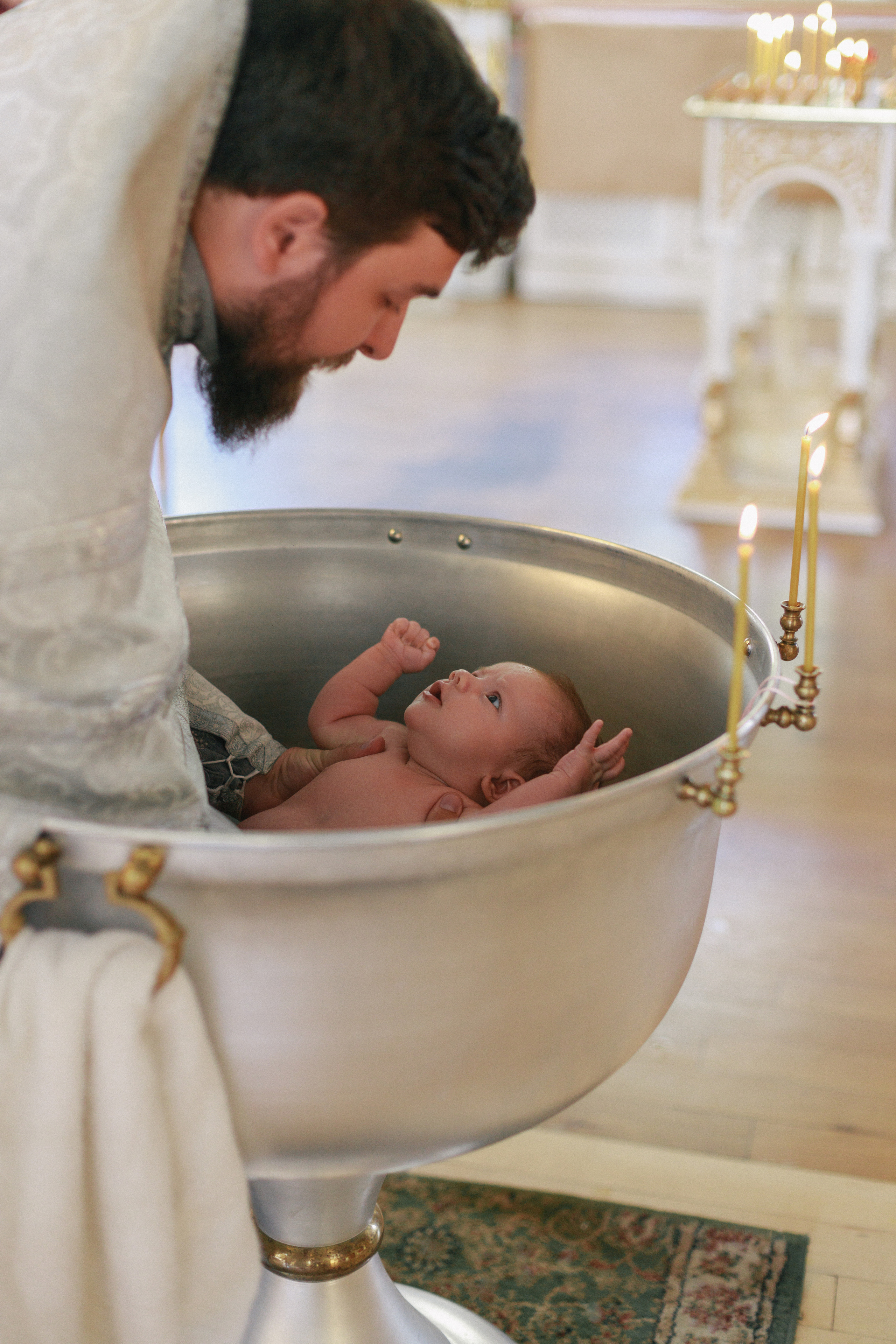 Она позировала на протяжении всего крещения. Свадебный фотограф Мироманов Николай в Крыму