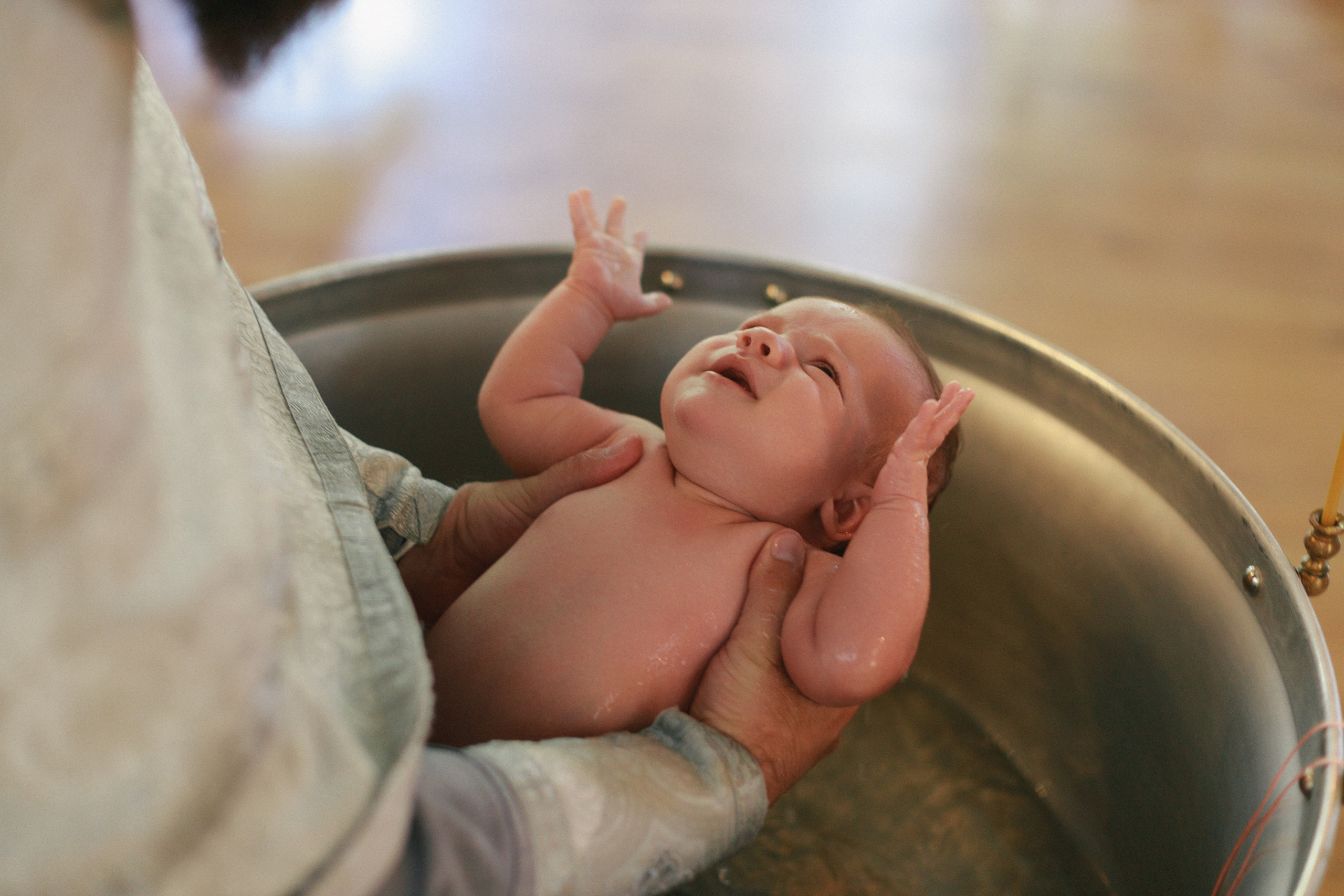 Она позировала на протяжении всего крещения. Свадебный фотограф Мироманов Николай в Крыму