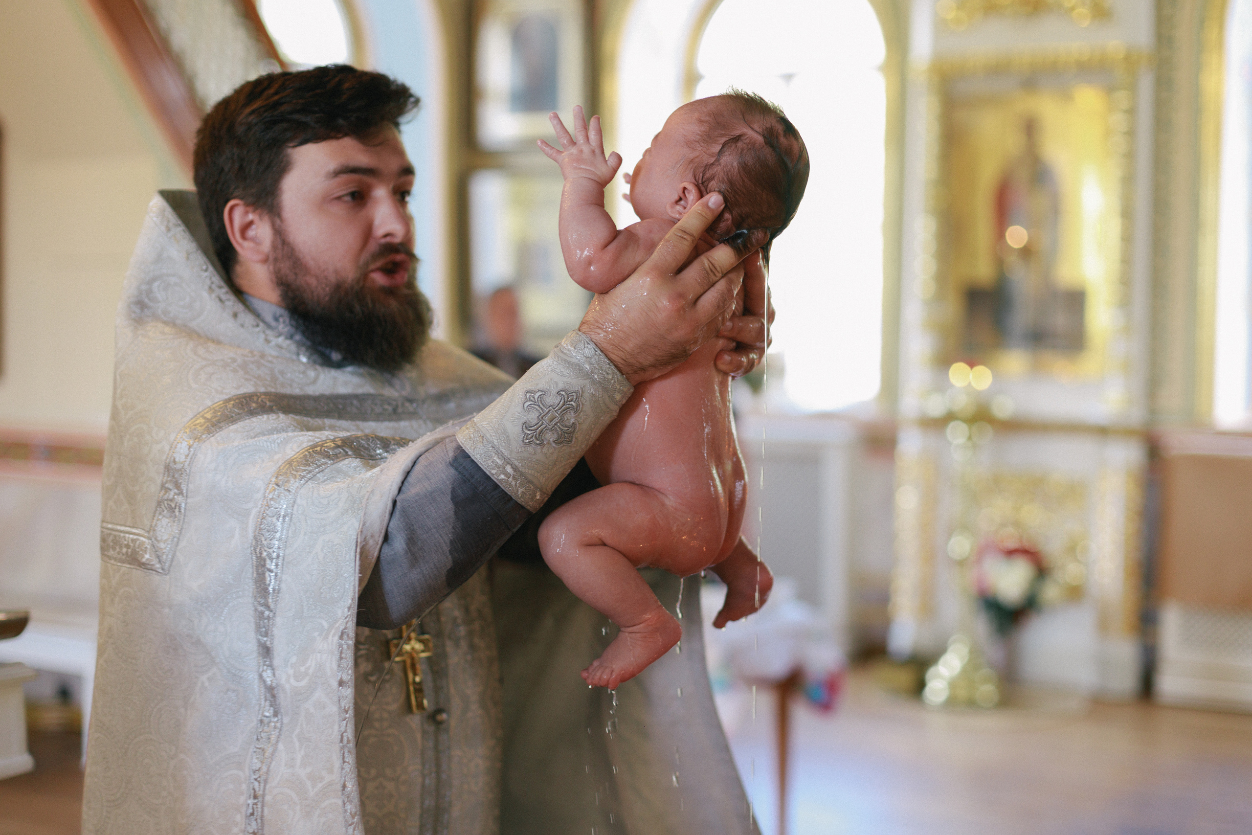 Она позировала на протяжении всего крещения. Свадебный фотограф Мироманов Николай в Крыму