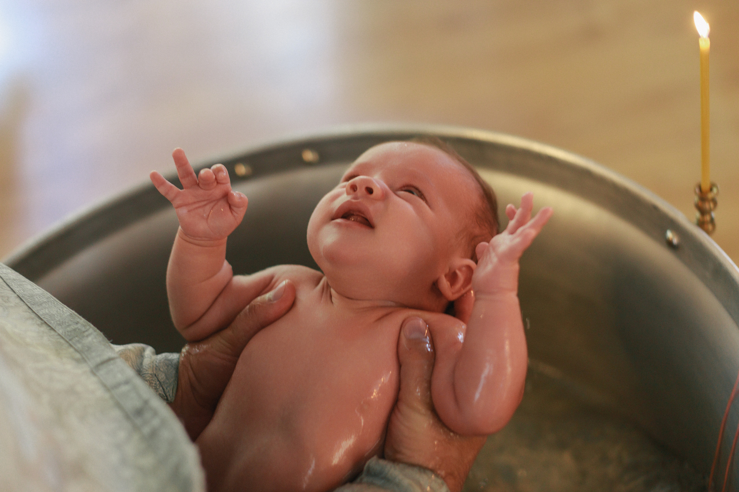 Она позировала на протяжении всего крещения. Свадебный фотограф Мироманов Николай в Крыму