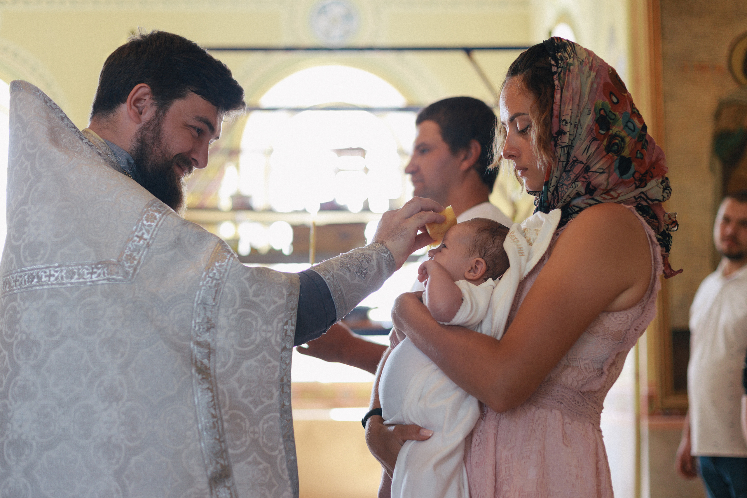 Она позировала на протяжении всего крещения. Свадебный фотограф Мироманов Николай в Крыму